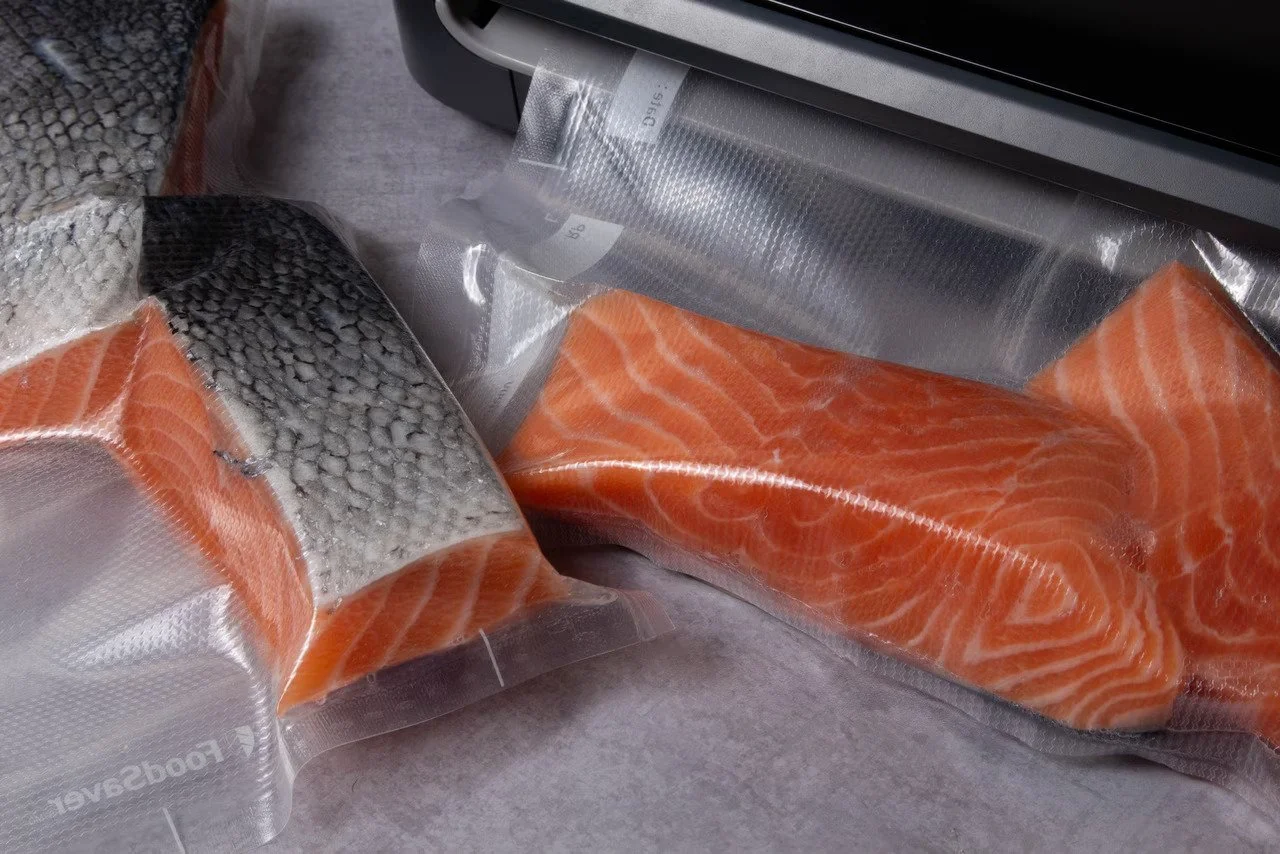 Vous congelez votre poisson dans du plastique ? Cette étude révèle un risque inattendu
