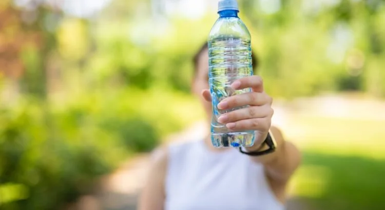 Eau en bouteille : cette marque très connue pourrait être l'une des rares à ne laisser aucune trace de microplastique
