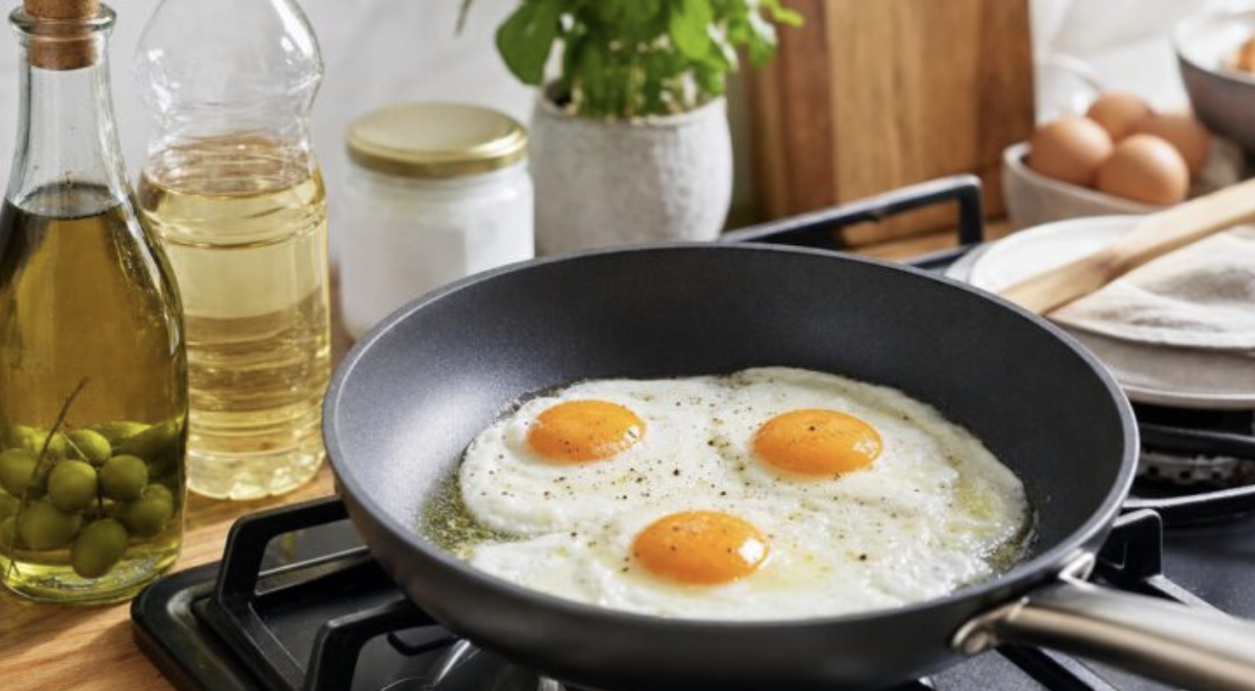 Œufs au plat : des cardiologues bannissent cette huile de cuisson, elle est dangereuse pour le cholestérol