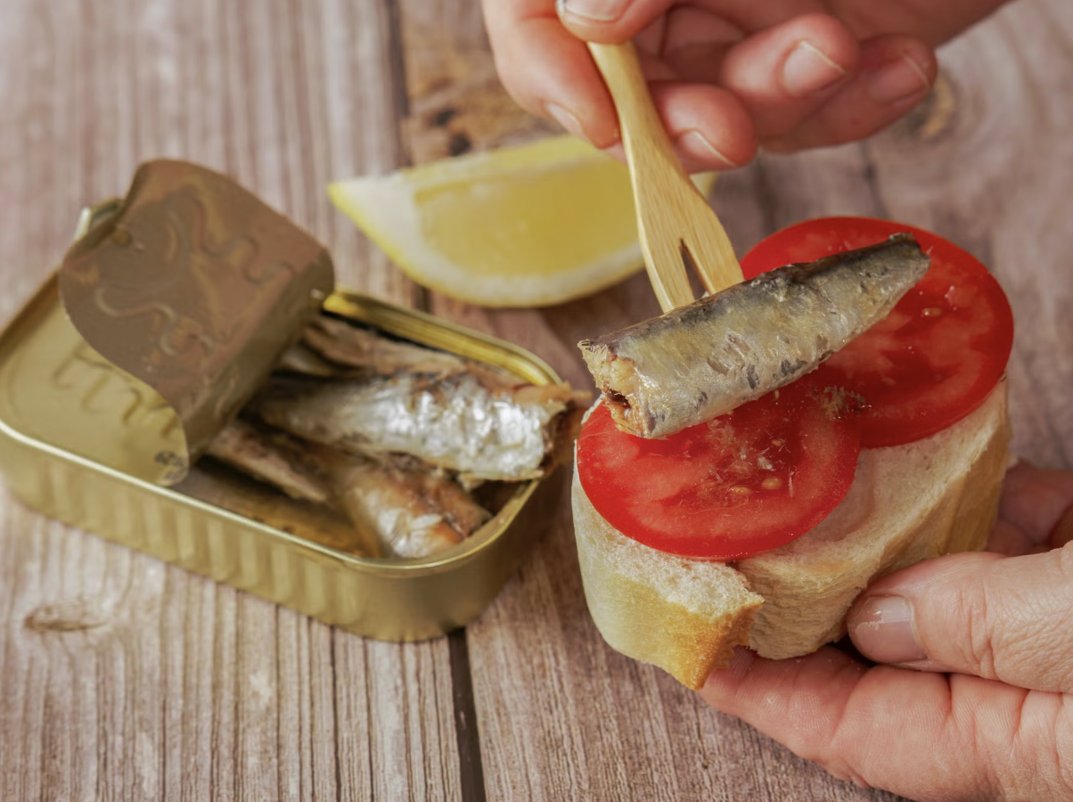 魚の缶詰は本当に体にいい？オメガ3やカルシウムが摂れる理由と、失敗しない賢い選び方