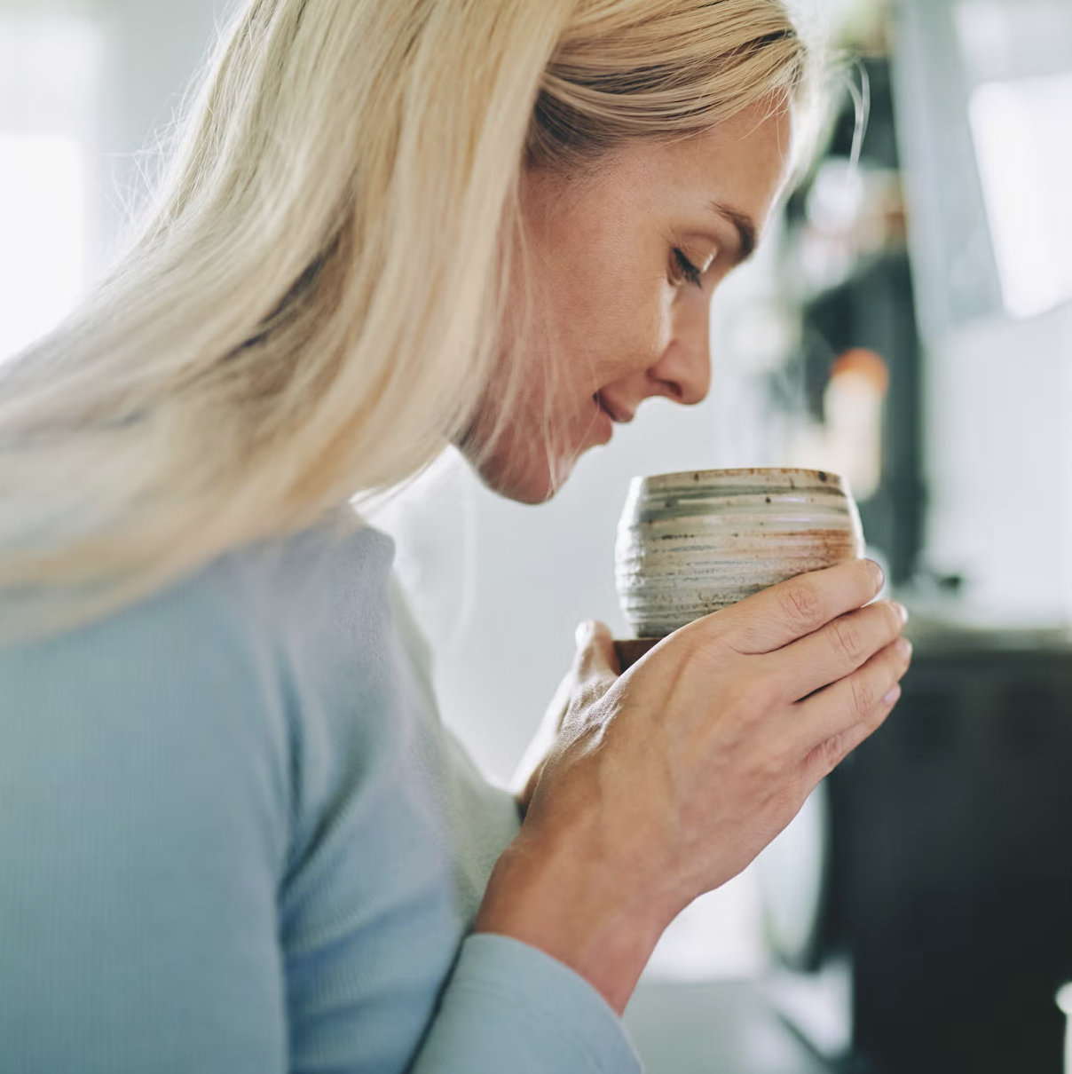 コーヒーで不安がやわらぐ？最新研究で分かった「腸内環境」との関係と、1日のベストな飲み方