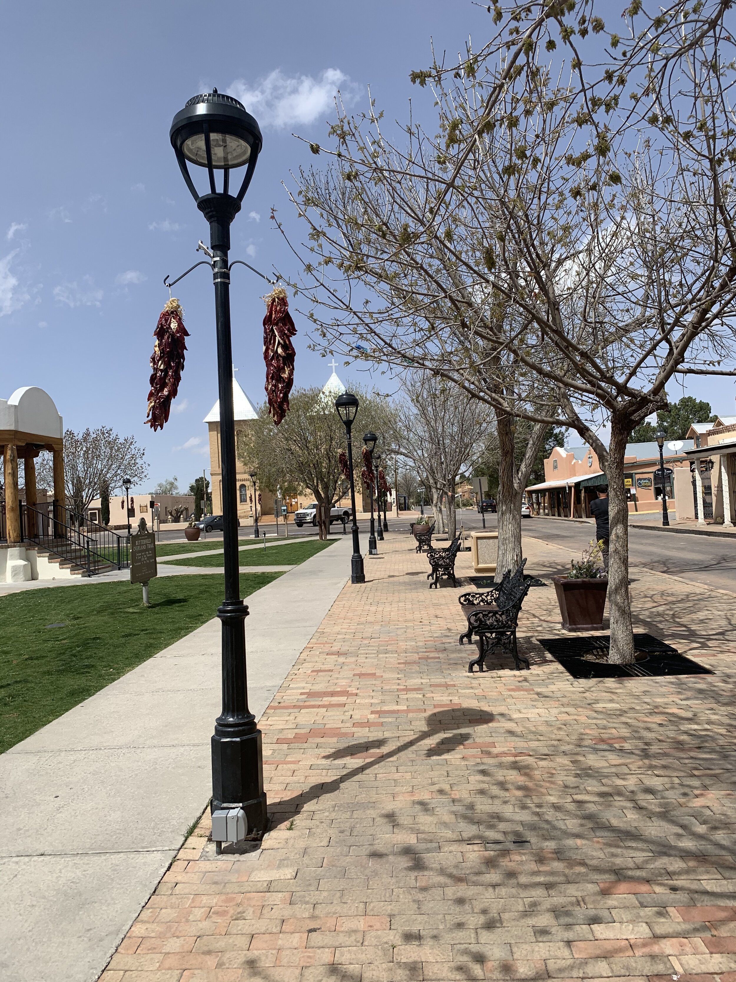  Mesilla became a part of the United States in 1854 as part of the Gadsden Treaty, in which the US paid 10 million dollars for 29,000 square miles of Mexico that would later become parts of Arizona and New Mexico. The US wanted this land so they coul