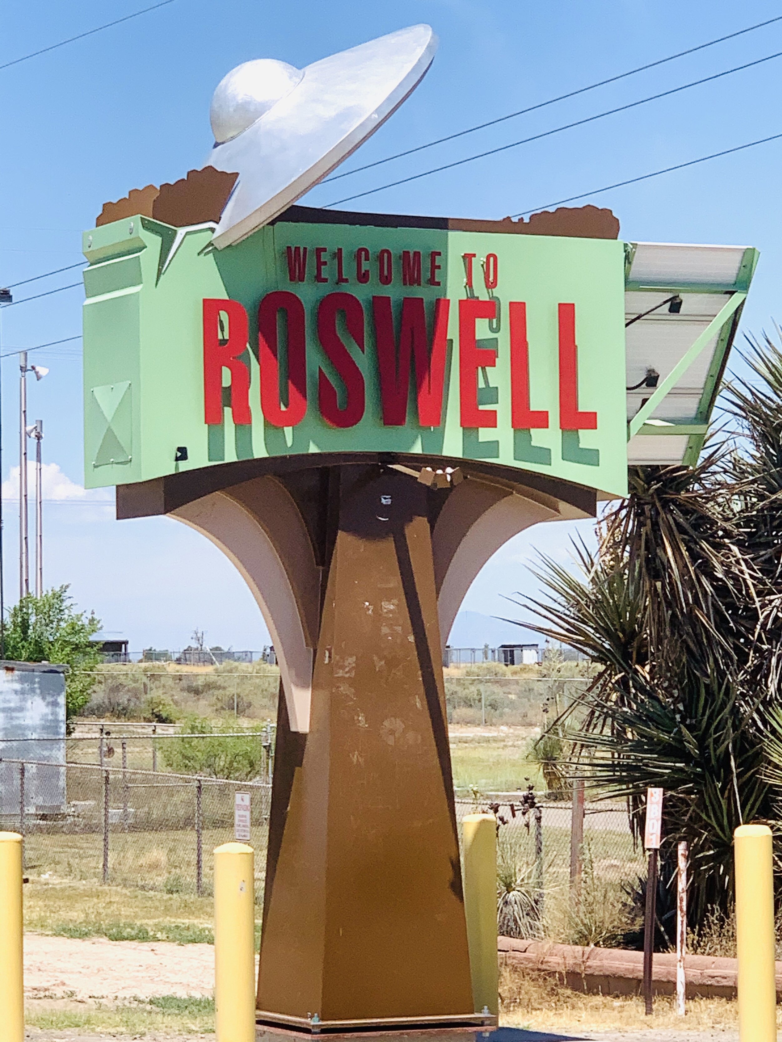  In the event you didn’t know, the town of Roswell, New Mexico, has an alien theme throughout because many believe this town has had UFO and alien activity in the past.      Here’s the story:   In 1947 there was a crash in a rancher’s field near Rosw
