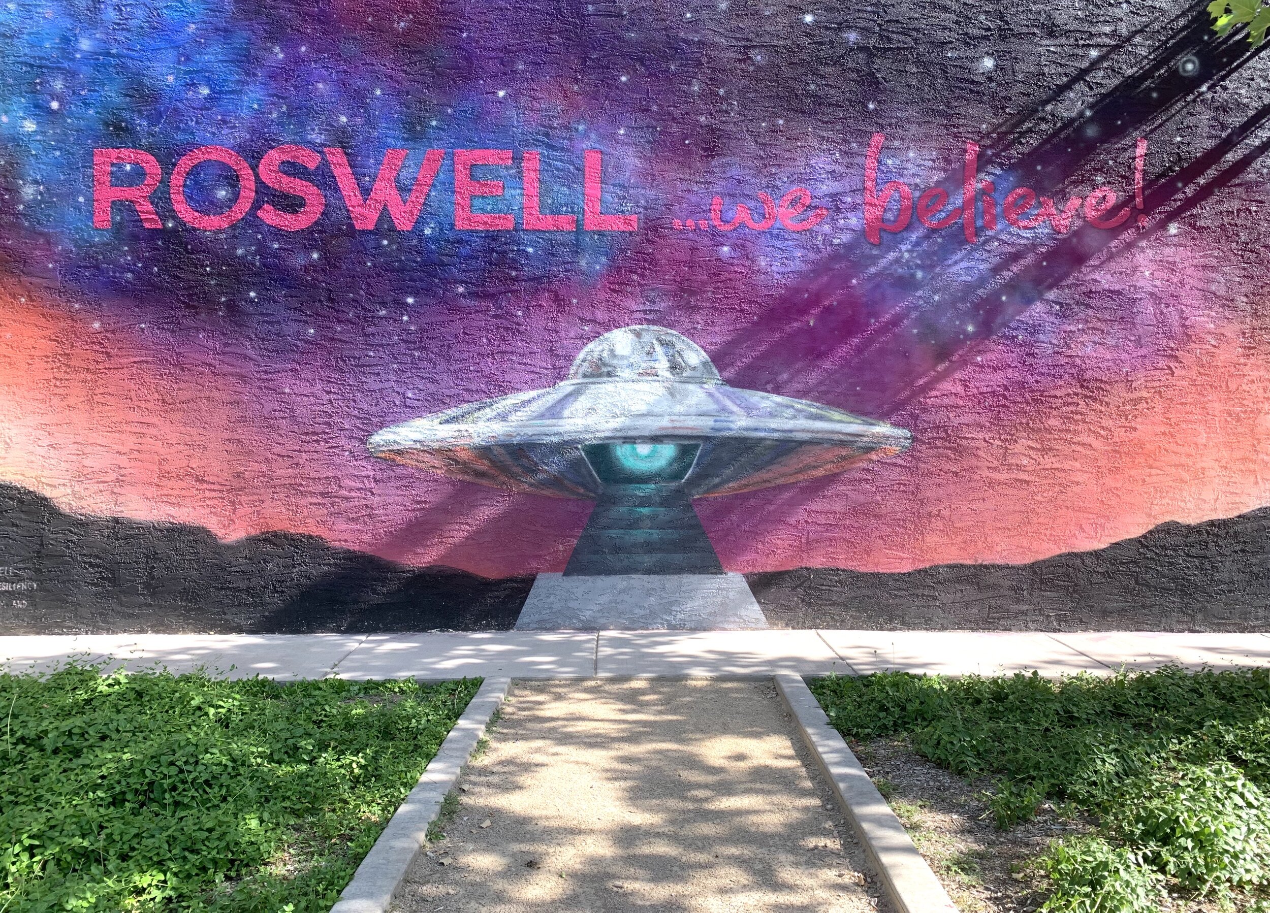  A current contest in Roswell challenges all to take their best selfie with this mural, painted on the side of a building in town, to win a prize. 