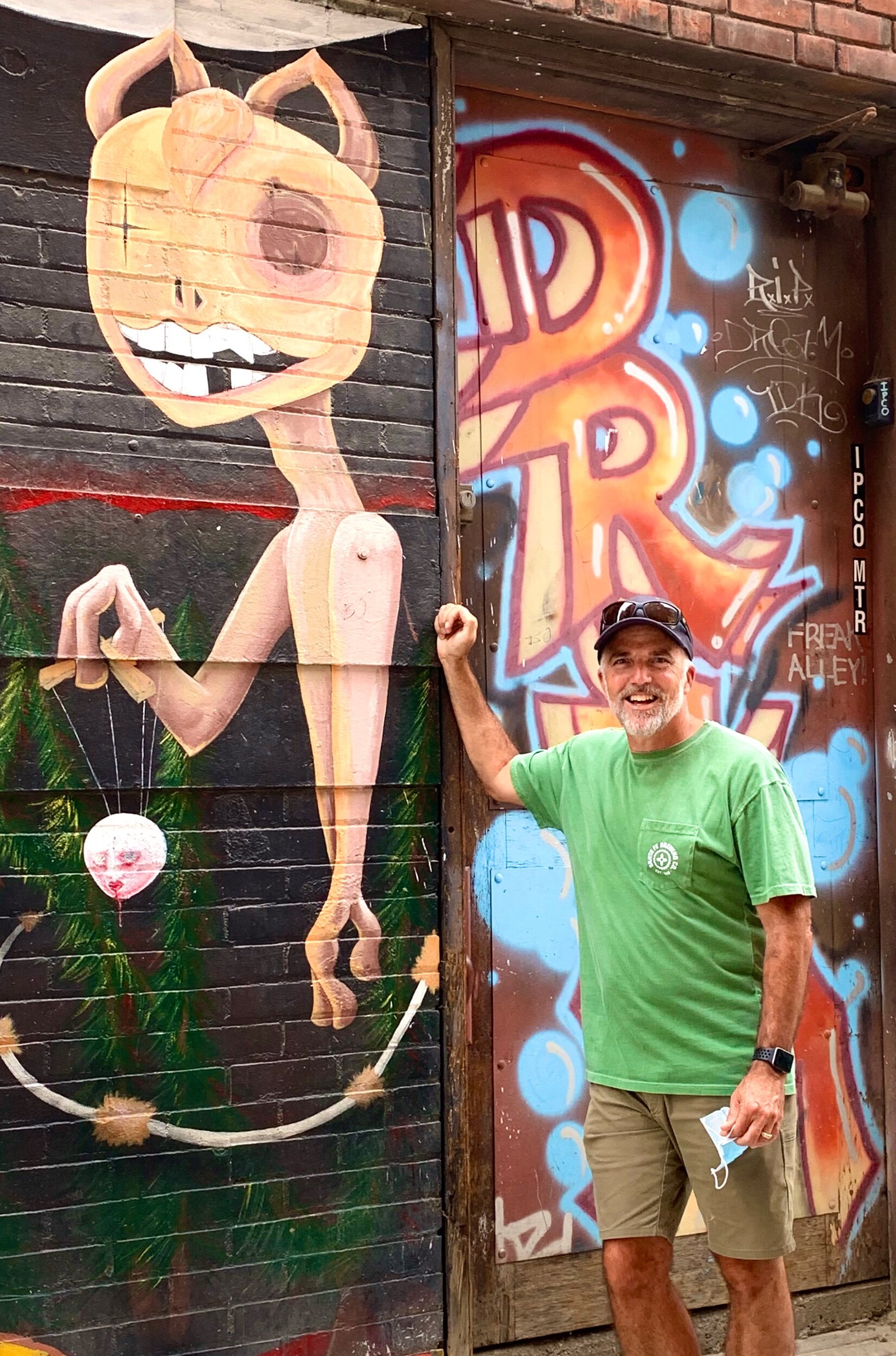  So many murals to choose from for almost a block—and Craig picks this one for his photo. 😄 