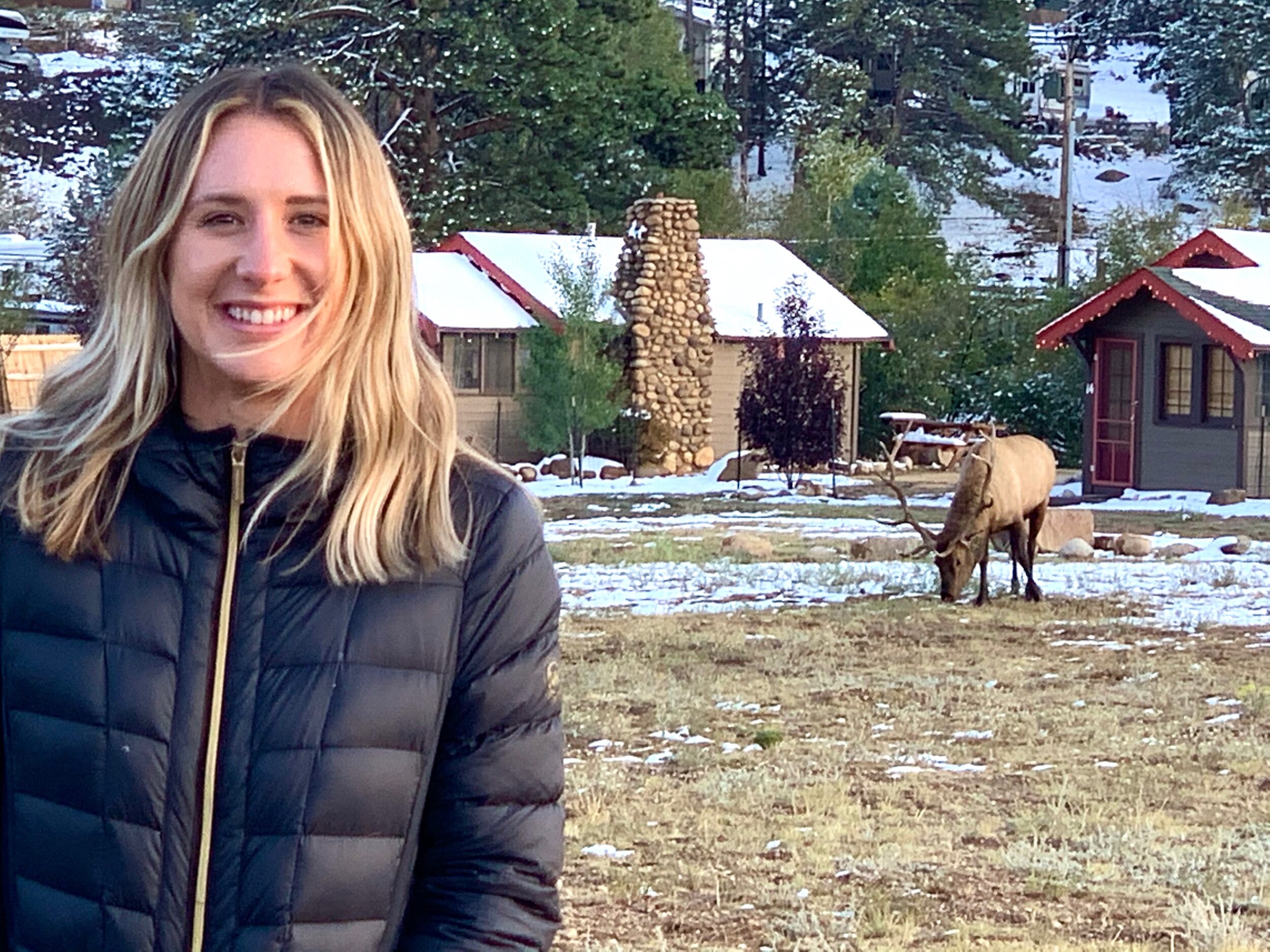  Rachel gets a picture with an elk as we wait to be seated at a restaurant. 🦌 