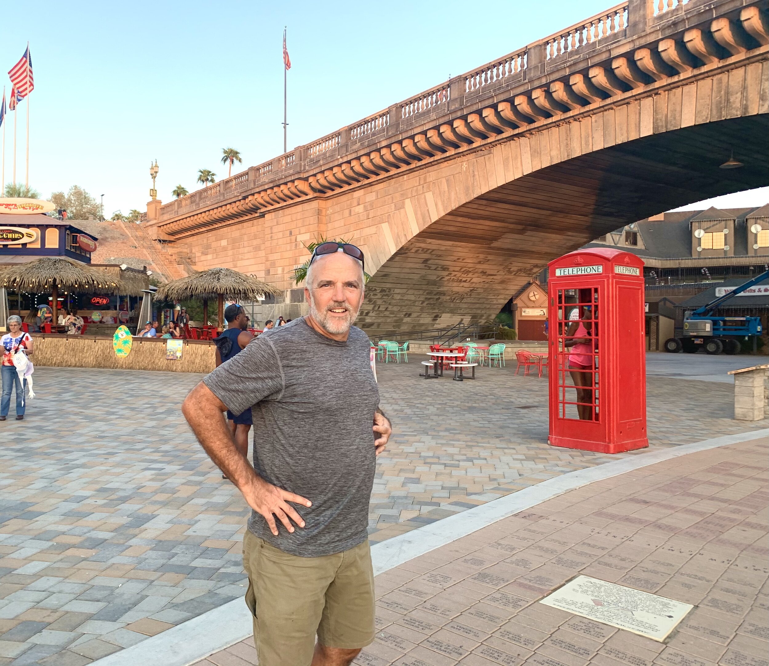  Did you know that when  London Bridge  was falling down, an American tycoon bought it and shipped it to his community in   Arizona  ? Developer and founder of Lake Havasu City, Robert McCulloch, struggled to attract tourists and homebuyers to Lake H