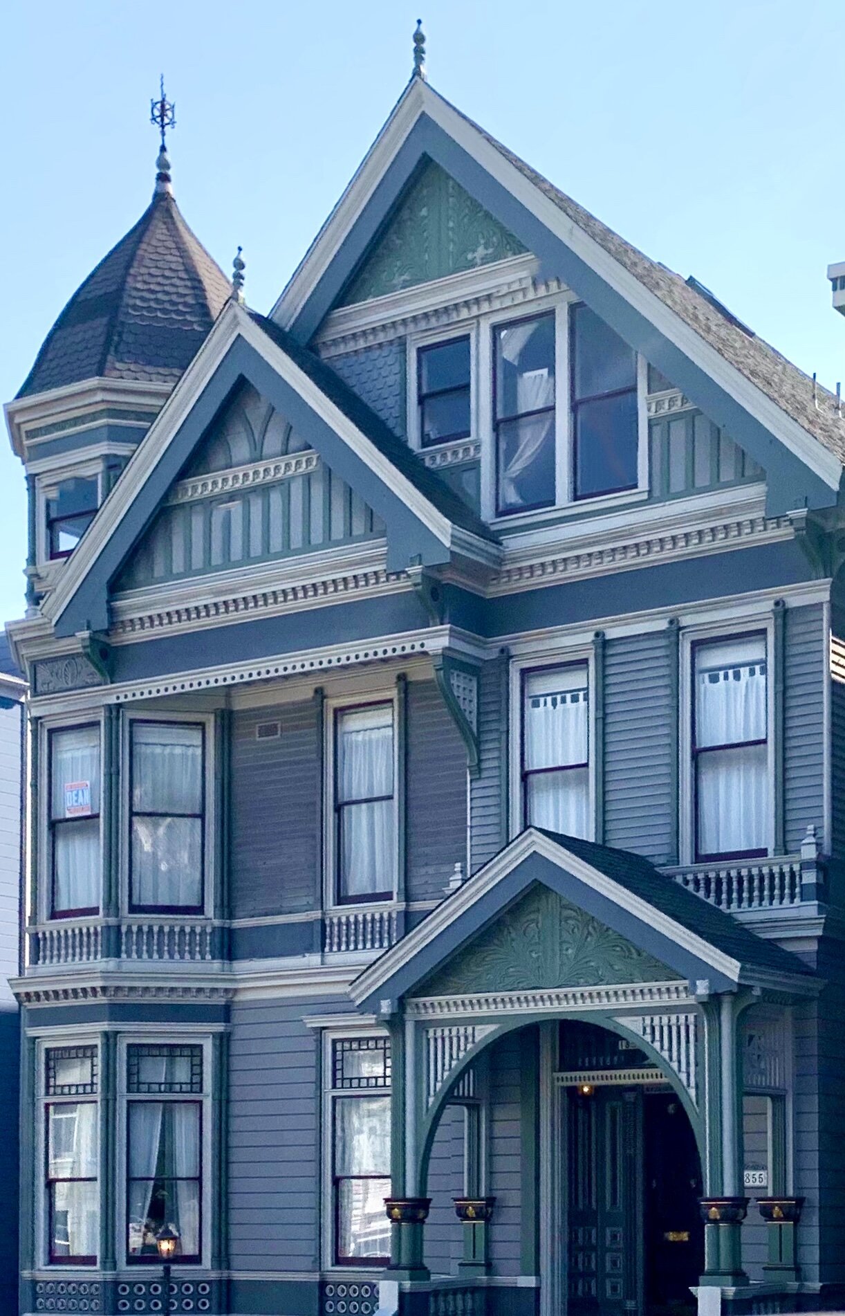  We enjoyed driving all over San Francisco and seeing one if its most lovely features—the uniquely beautiful Victorian and Edwardian homes, built from 1820s until the mid 1900s.  
