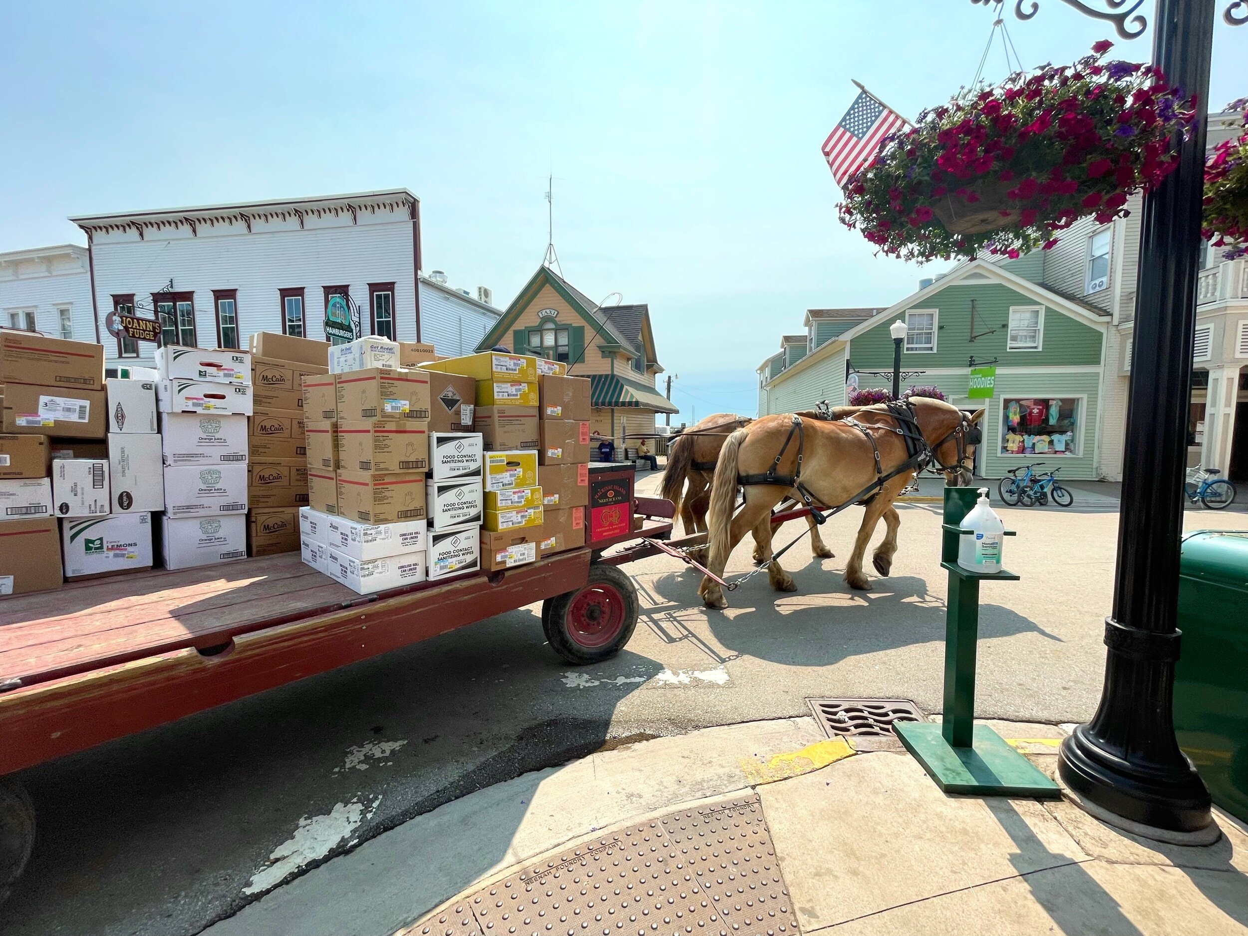  Horses and bicycles are the only public transportation allowed on Mackinac. A shipment of merchandise and supplies to the local shops and restaurants also arrive by horse-pulled carts.  