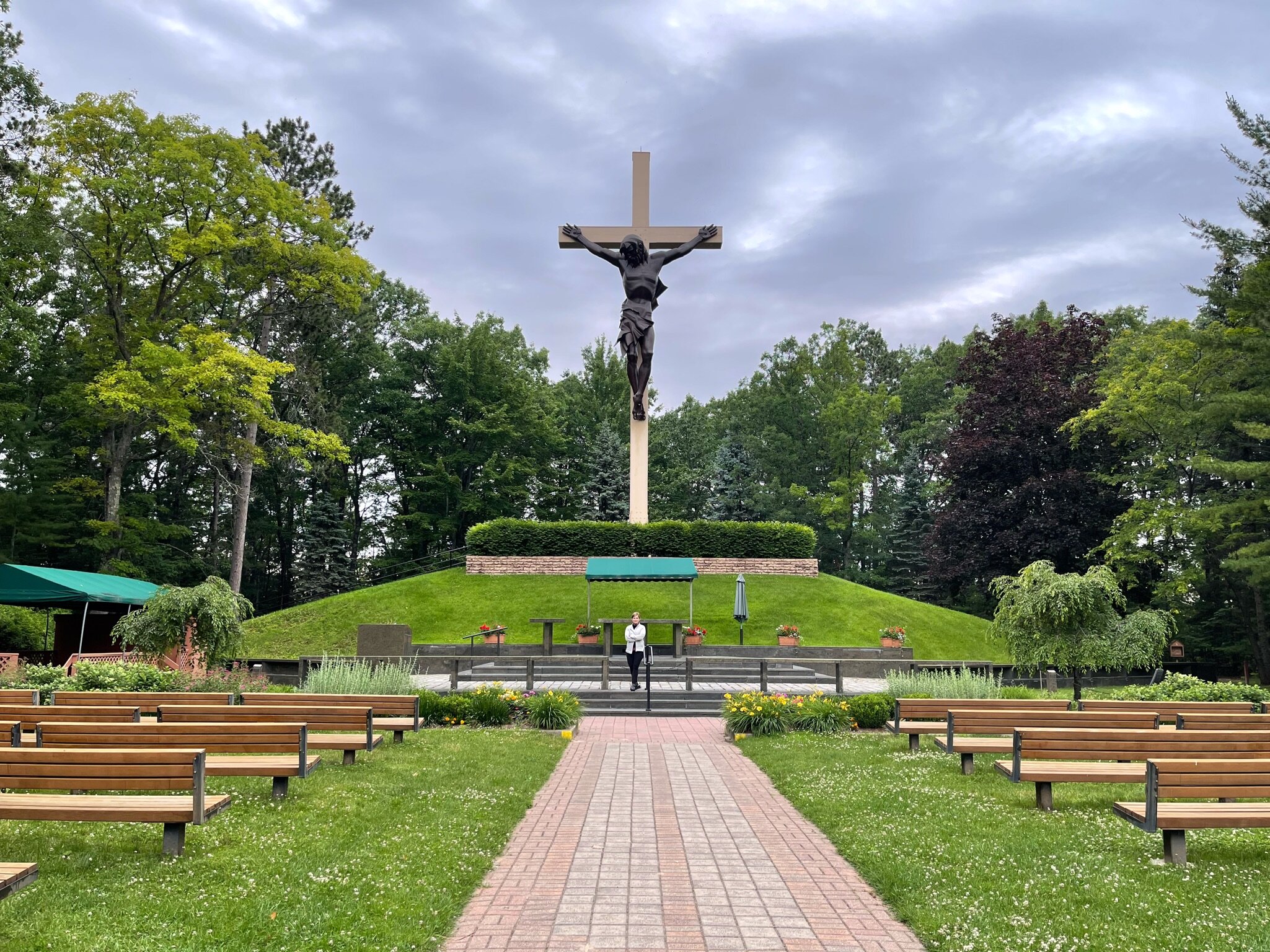  In Indian Springs, (close to the tip of the middle finger ✋🏻) we found  Cross In the Woods  very close to our RV park. Cross in the Woods is a 31-foot wooden cross and bronze figure of Jesus by sculptor Marshall Fredericks, and is the largest in th