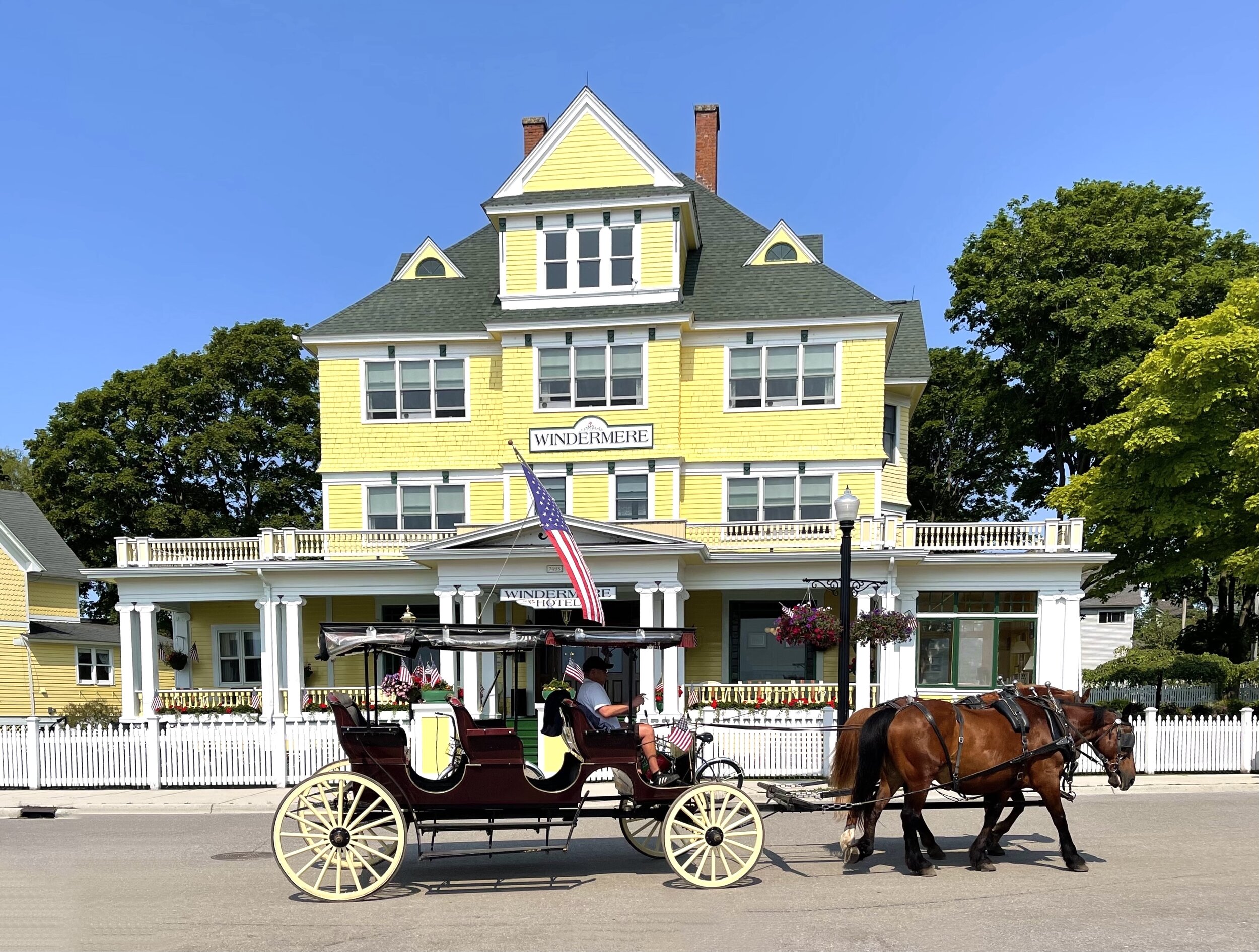  Mackinac’s population of full-time residents is around 1000 people, but the number rises into the thousands during the summer due to an influx of summer visitors and hundreds of seasonal workers. 