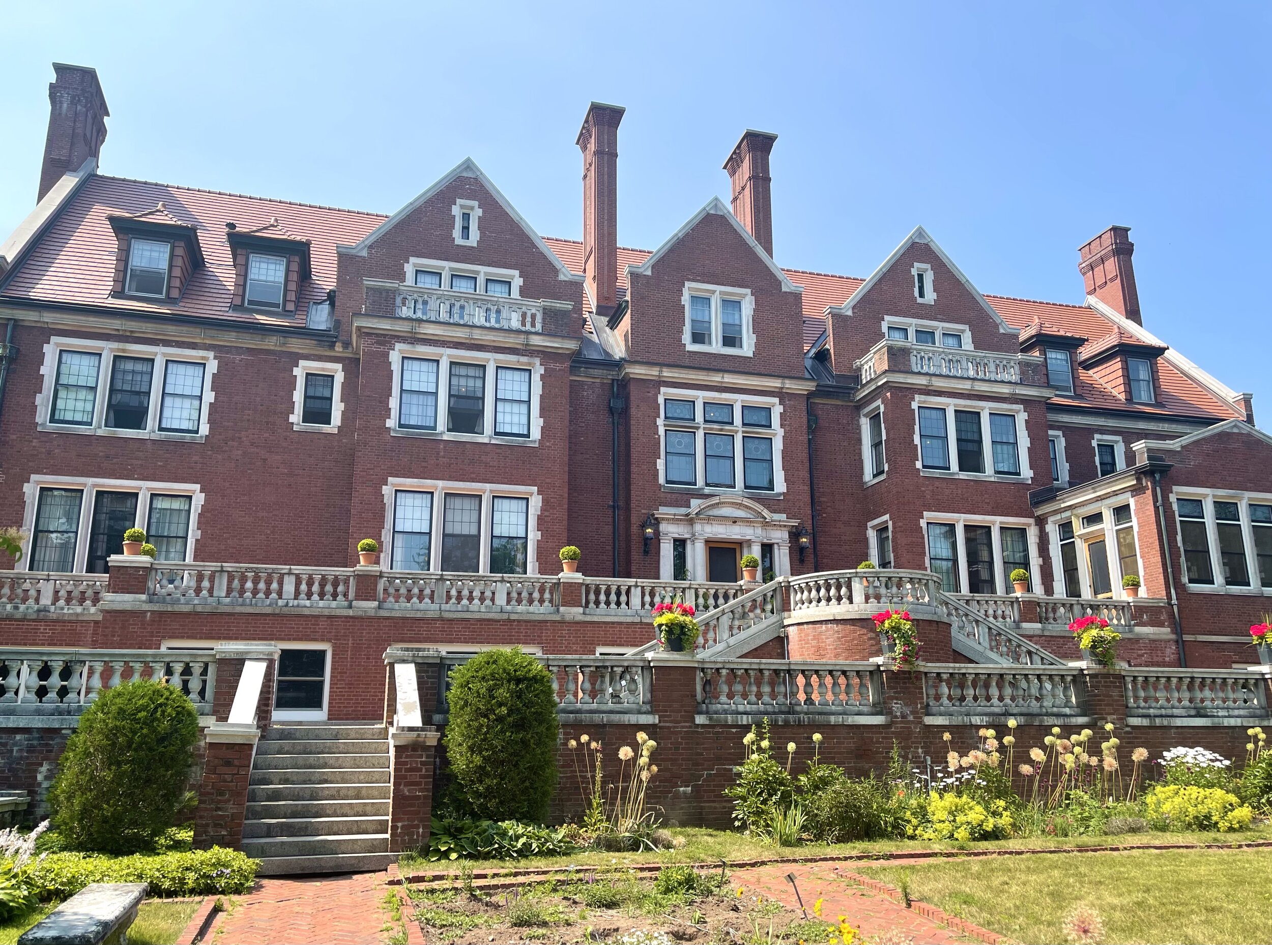  In the early 1900s, there were more millionaires per capita in Duluth, Minnesota, than in any other city in the world. Chester and Clara Congdon were among Duluth’s most prominent. In 1905, construction began on their 27,000 sq. ft.  Glensheen Mansi