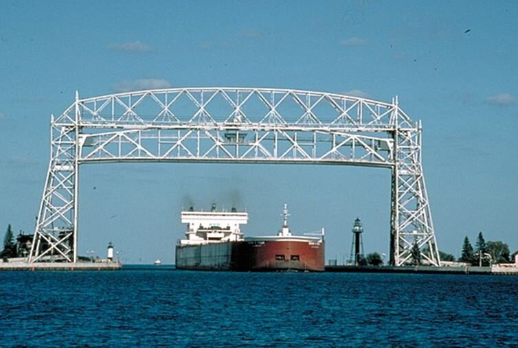  The roadway portion of the Ariel Lift Bridge lifts 135 feet into the air when ships pass through. Once the ship has cleared the bridge, the roadway decends down to land level again for commuting cars. A 1,000-foot boat arriving to port came through 