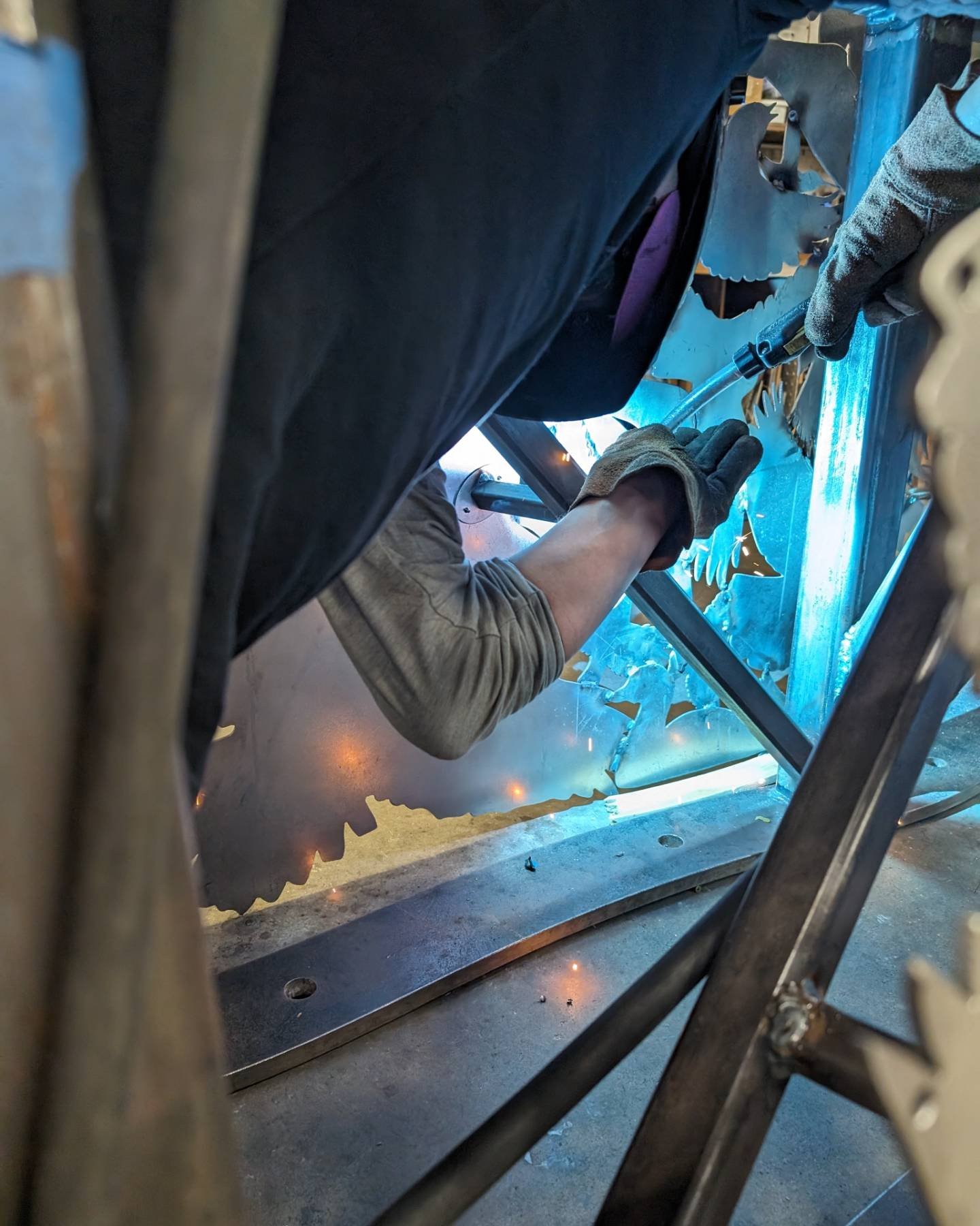 Check out these cool close up shots of Tyler welding on the stems for our current project: CONVOCATION!

#mga #mgasculpture #mgasculpturestudio #mgateam #sculpture #publicart #publicsculpture #art 

📷: @thenatureoffire