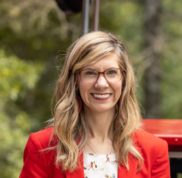 Amanda Shmitt Headshot.PNG