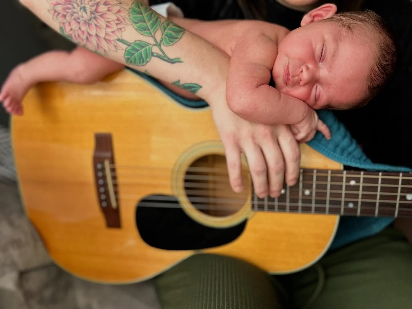 Introduced Lou to the guitar today. Instant fan. 🖤
#newborn #guitar #baby