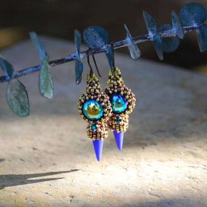 💙 Colorful glass cabochons and neon blue spikes!
.
#neon #colorfuljewelry #earringstyle #rockstyle #punkcouture  #beadedjewelry #earringsaddict #artistherapy #artisanjewelry  #arttowear #artjewelrybyadrienne #adriennecantler