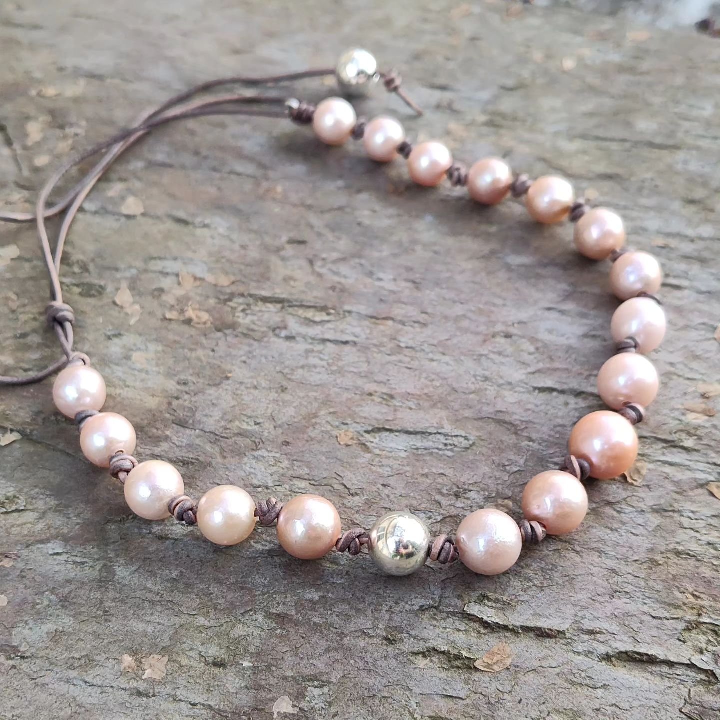 Knotted leather and pearl necklace with silver bead.
.
#leatherjewelry #pearlsoverdiamonds #pearljewelry #beachvibes #treasureseeker #artjewelrybyadrienne #adriennecantler #handcraftedjewelry