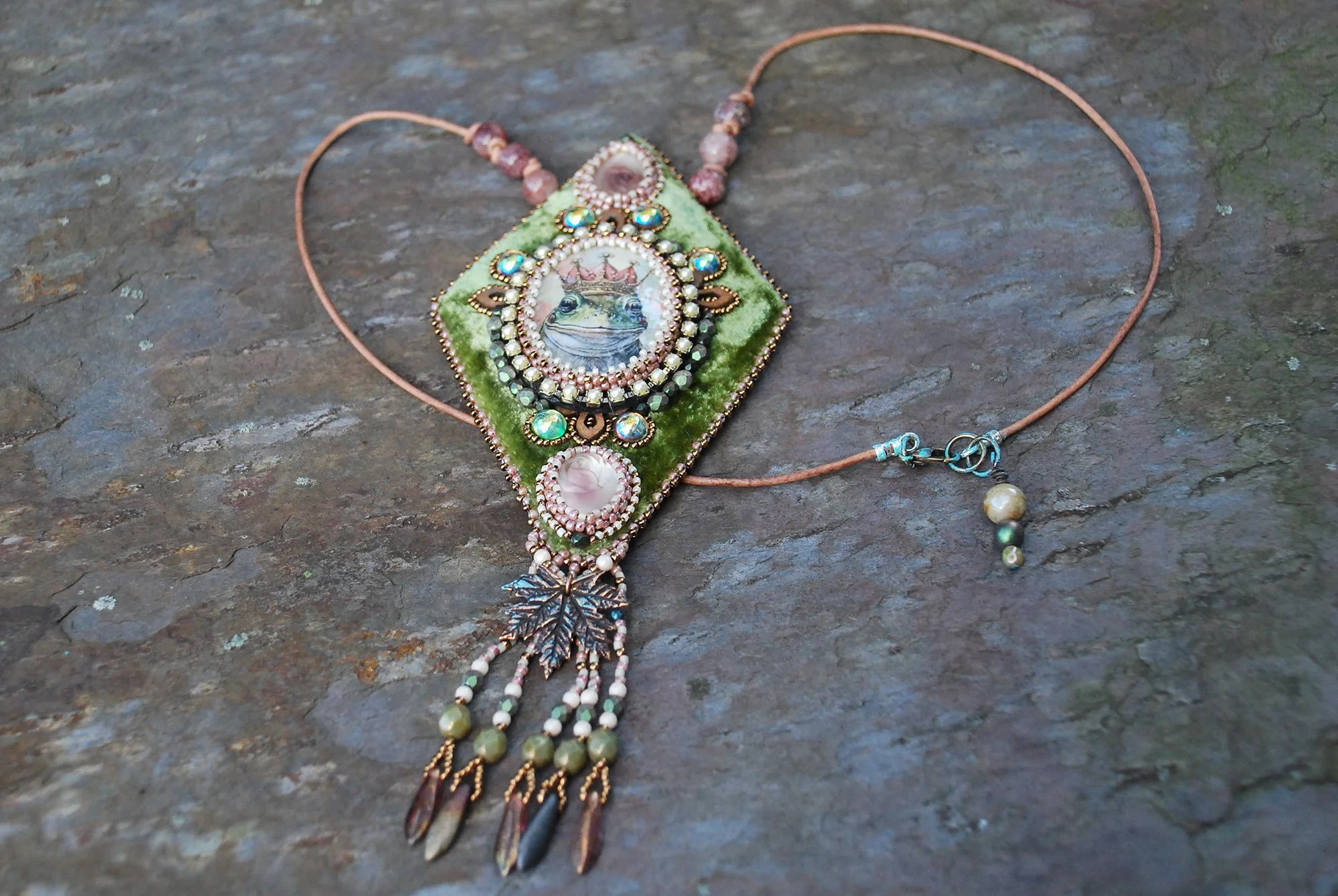 frog_necklace07.jpg