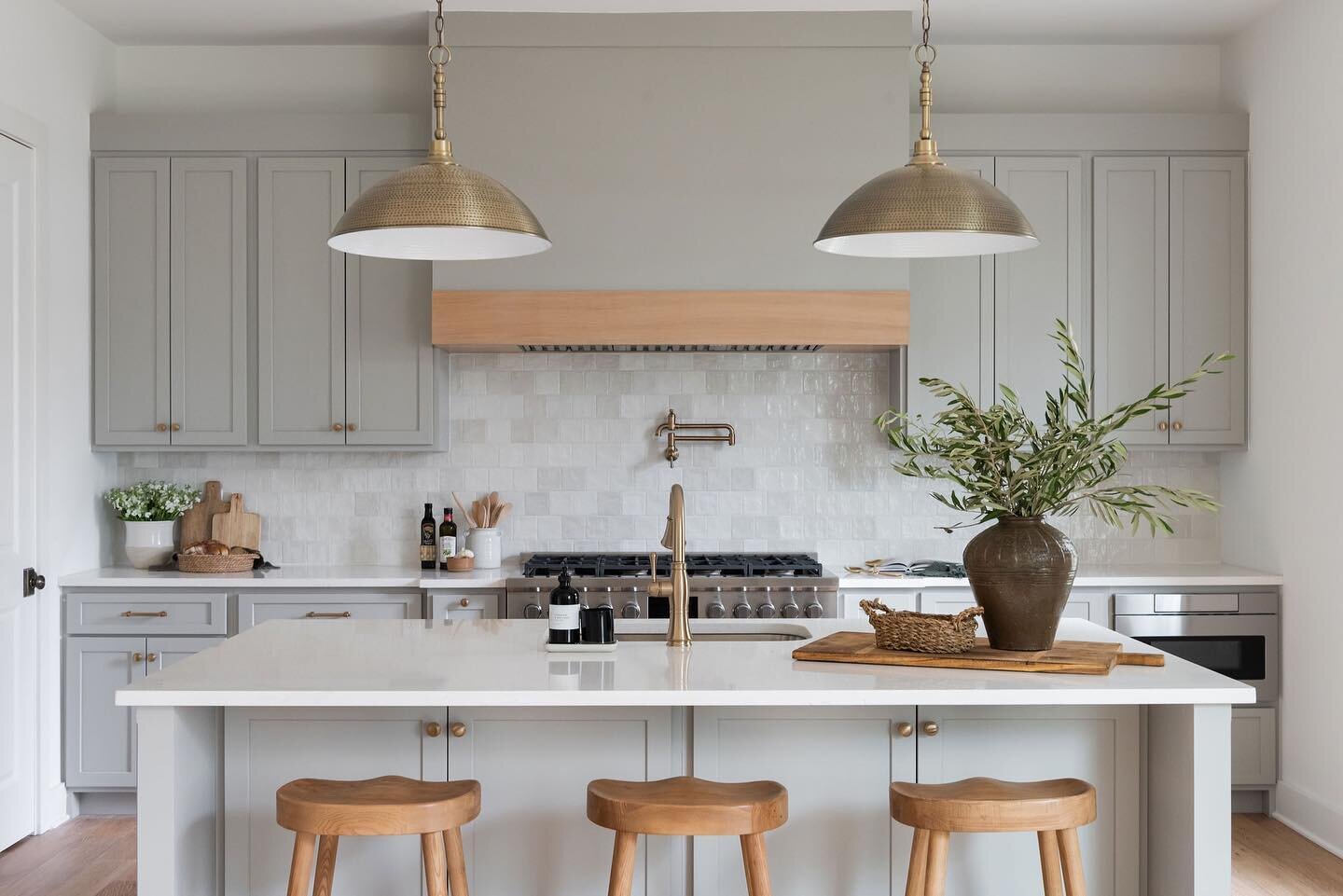 A warm and earthy kitchen in Charlotte Park 

Build: @mch_constructionoftn 
Photo: @allisonelefantephoto