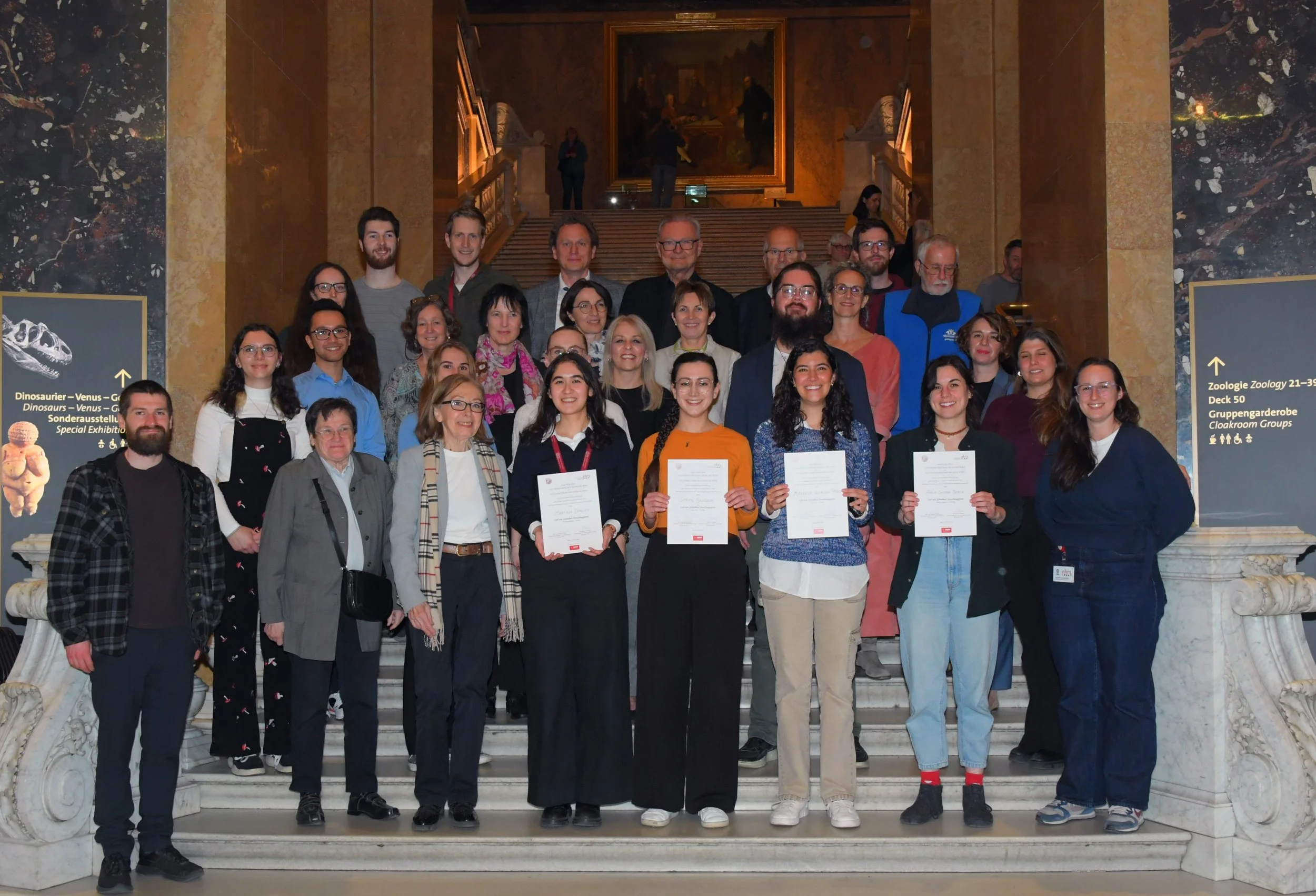 Coaching der Preisträgerinnen und Preisträger für ihren Auftritt bei der Verleihung des Schreiberspreises im Naturhistorischen Museum Wien.