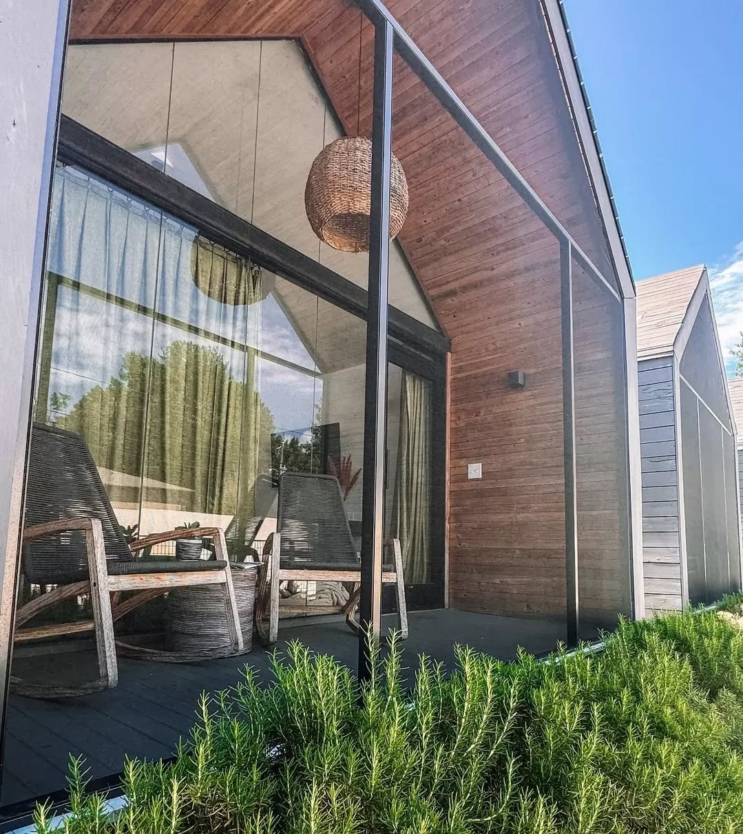 Where design meets downtime.
Come slow down, stretch out, and soak in the sunshine.

📷: @dashing_darlin