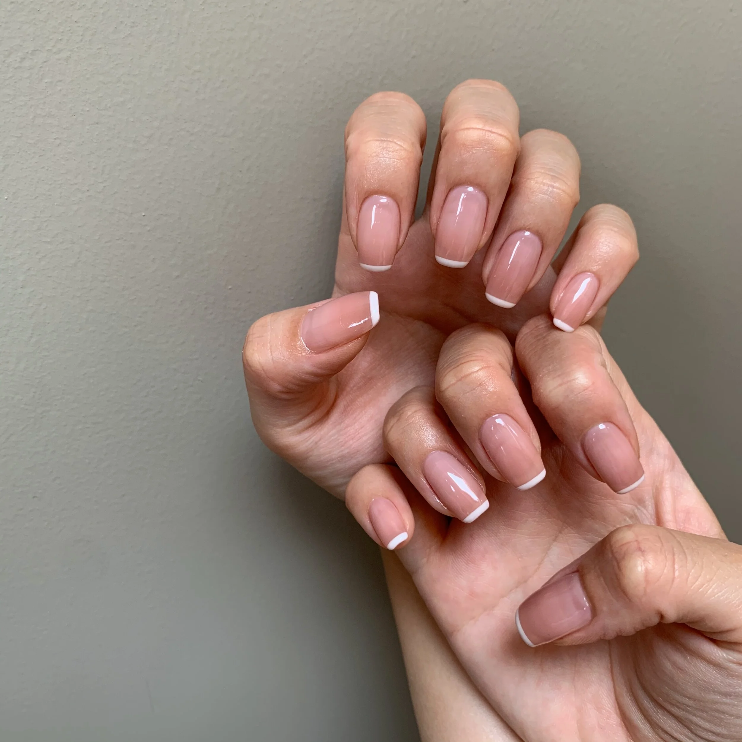 カジュアルなフレンチネイル