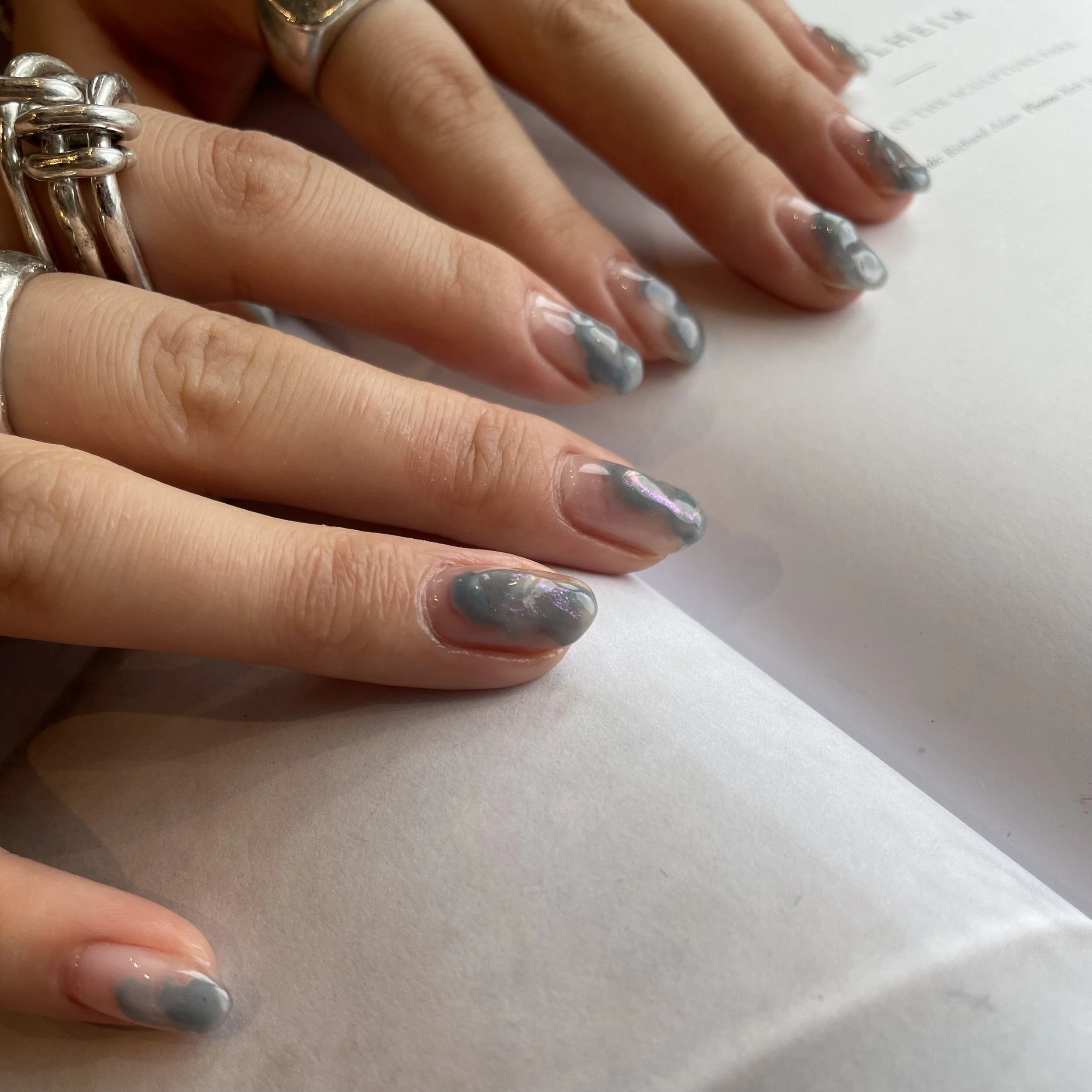 シンプルに一癖を