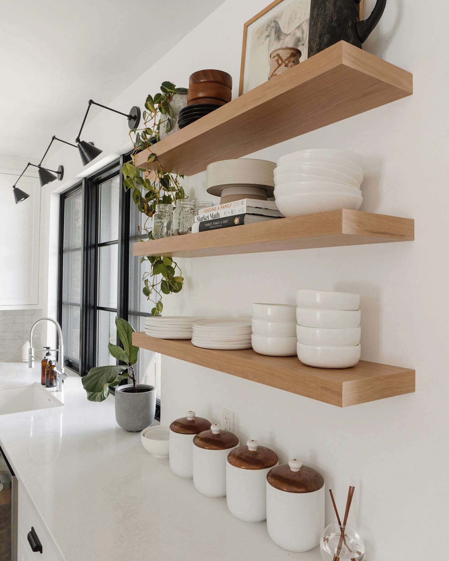 Are you a fan of open shelving in the kitchen? It&rsquo;s been roughly 3 years in our house and I&rsquo;m still glad we opted for open shelving in our kitchen. I love that our new @dinewithfable dinnerware is easily available to all and on display ✨.