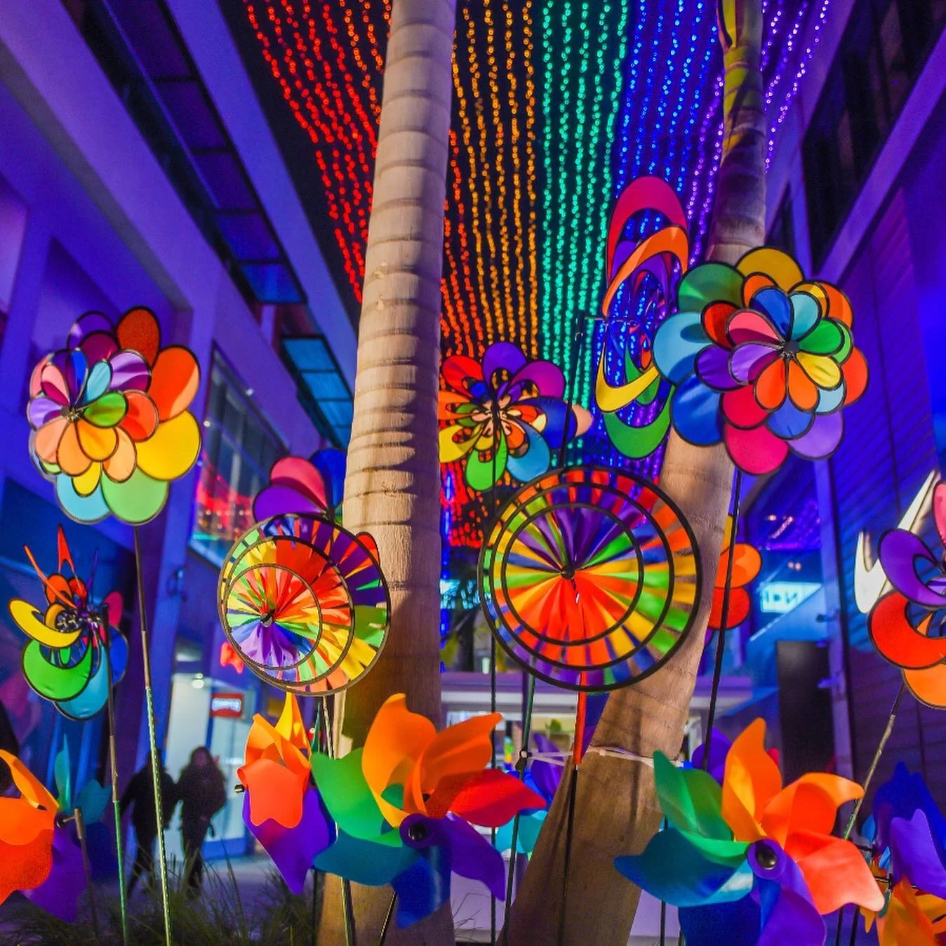 CALLING ALL LGBTQIA+ ARTISTS! After our 1st ever SaMo PRIDE in 2019, we're coming BACK this June for a month-long art walk that safely celebrates our city&rsquo;s inclusive and diverse spirit and raises awareness for the LGBTQIA+ community, with a focus on family-friendly displays and activities. And now, we @santamonicapier, @dtsantamonica, @santamonicaplace and more across the city are looking for amazing visual, mixed-media, and installation artists to join us! Submit your work now on smpride.com - submissions end on April 10th! More details on SaMo PRIDE coming soon! 

Art Credits:
1st Photo: @santamonicaplace 
2nd Photo: Colors of Progress by @philamerica and @treborden
3rd Photo: Lighting by @pacificeventservices