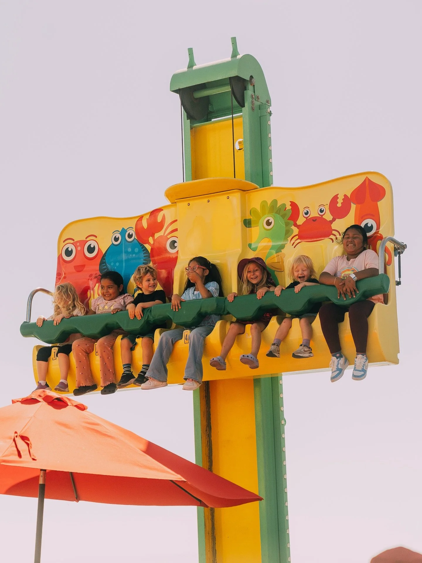 Together with the @handsheartshope_foundation, we brought over 250 underserved kids from across LA County to the Santa Monica Pier for a day filled with joy. For many, it was their first time seeing the ocean.
Youth Day at the Pier is just the begin