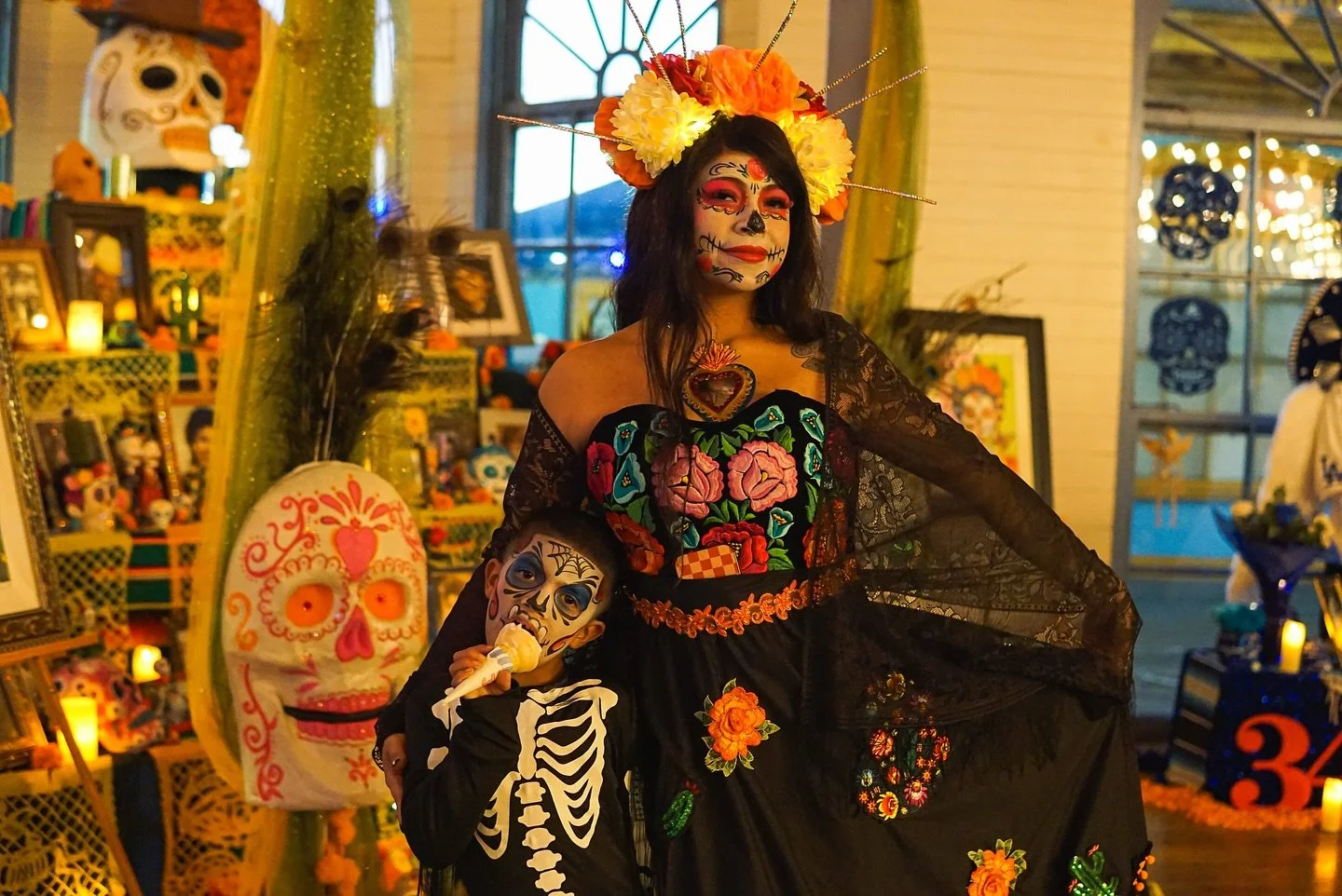 Día de los Muertos takes over the Pier this Saturday, November 1! 🌹
From 3–10PM, experience a night filled with mariachi, ballet folklórico, live bands, sugar skull face painting, classic cars, community altars, and more!
Bring
