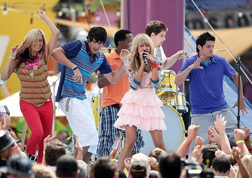 In celebration of the Hannah-versary (20 years of living the best of both worlds) we are THRILLED to announce that the Santa Monica Pier will be hosting an exclusive Hannah Montana concert right where she filmed the movie. 

Pop it, lock it, polka do