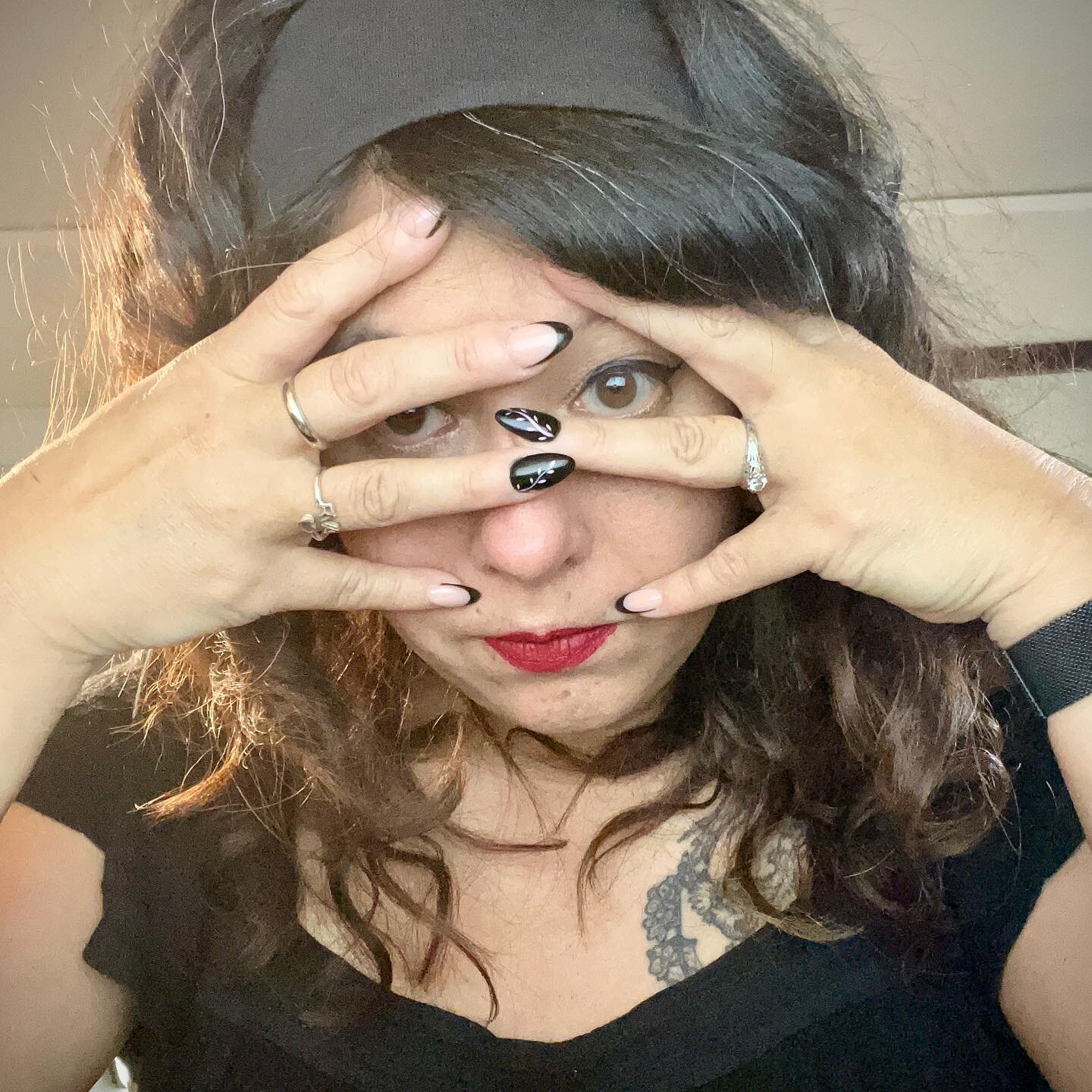 What an exhausting week. At least my claws were done. Thanks @attila.nailsss for always giving me a break. #ladyjrva #milatinas #fabinails #nailart #puttingthesweetunhome