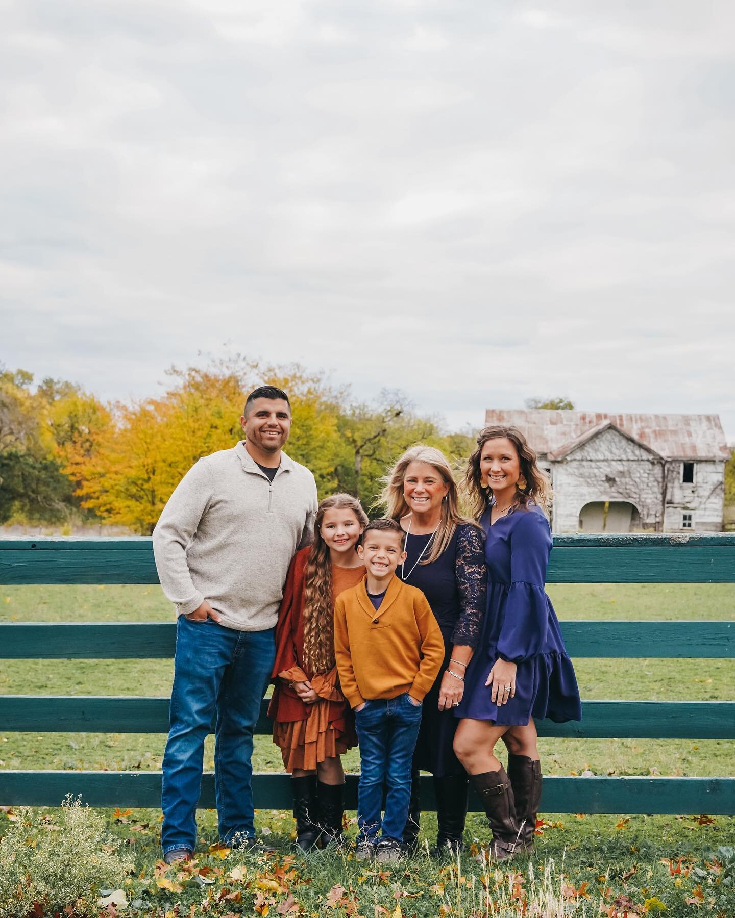 I love keeping family traditions alive🥹 The Amaro family has had their family photos taken in front of this barn for years and we even got some special guests🐄surprising us during our session💫
.
If you&rsquo;re looking for some family photos durin