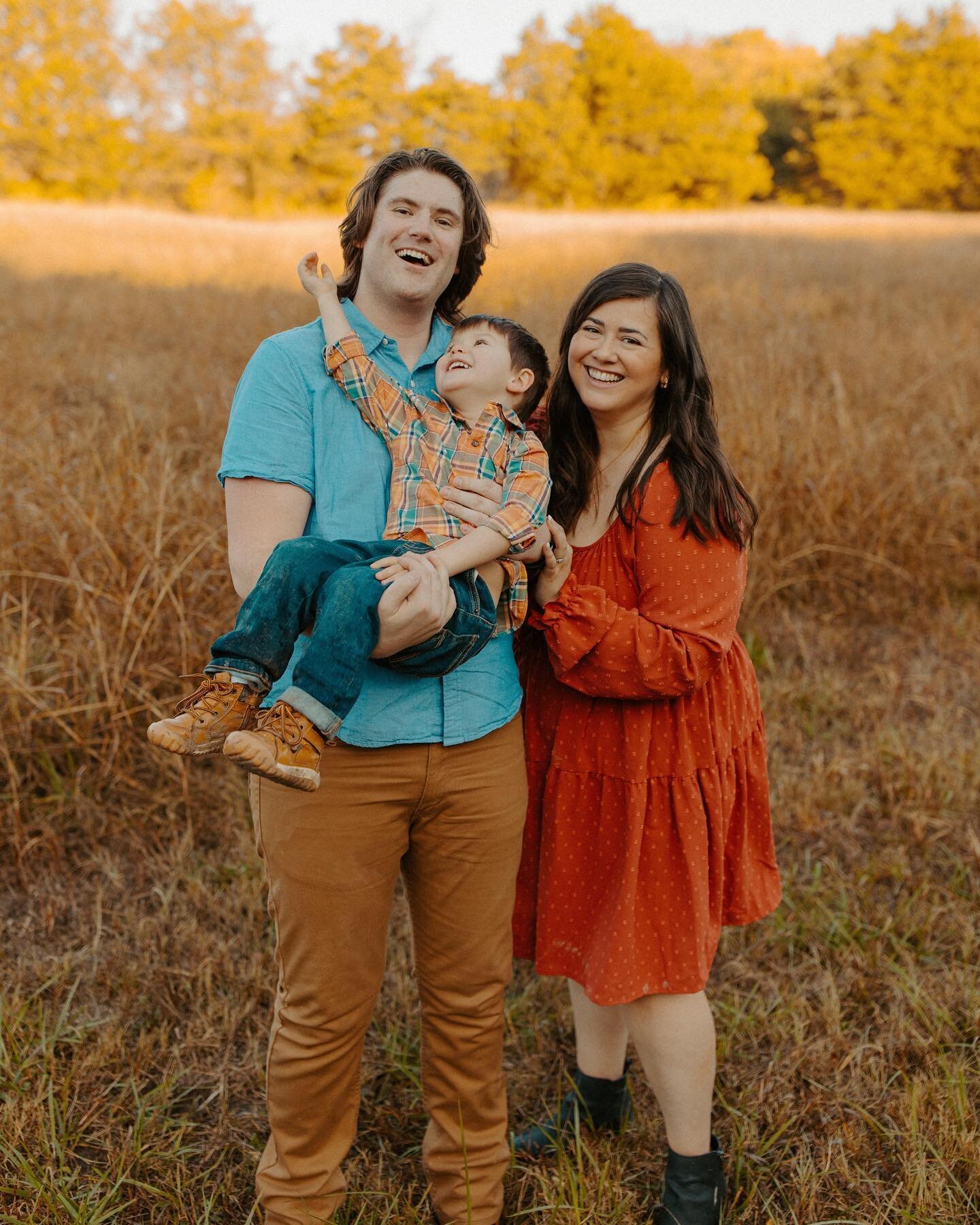 Finally out from behind the camera thanks to @mrs.hannahhanson 🤩 Thank you so much for capturing our family and little wild child🦊✨
.
#mckinneyfamilyphotographer #mckinneymoms #friscomoms #dfwphotographer