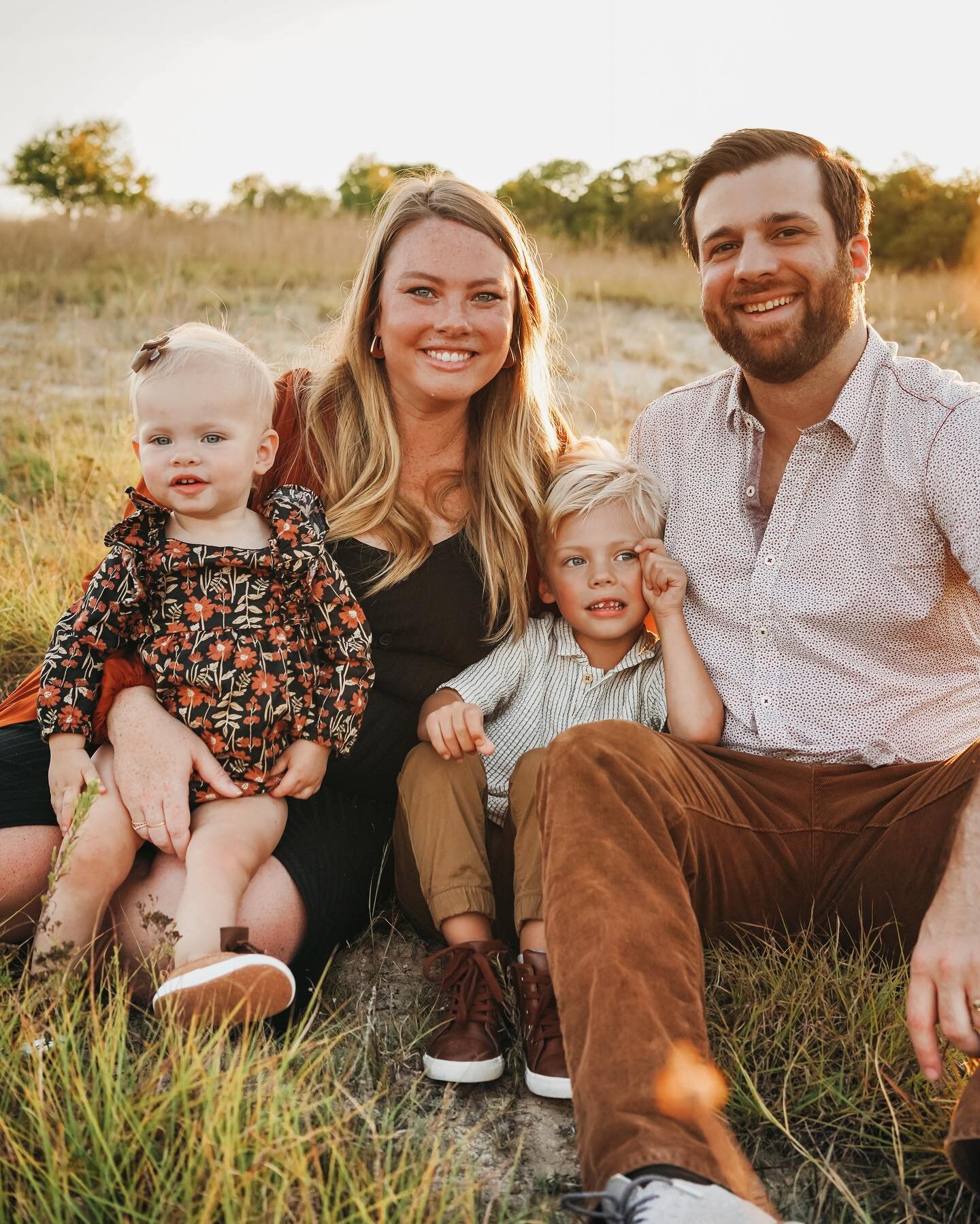 Such a beautiful family session with @taylor_hahn and her growing crew🥹🫶 I loved spending the evening chasing the sunlight with their cute kids✨
.
I&rsquo;m booked for October but if you&rsquo;re looking for fall or Christmas family photos  I&rsquo