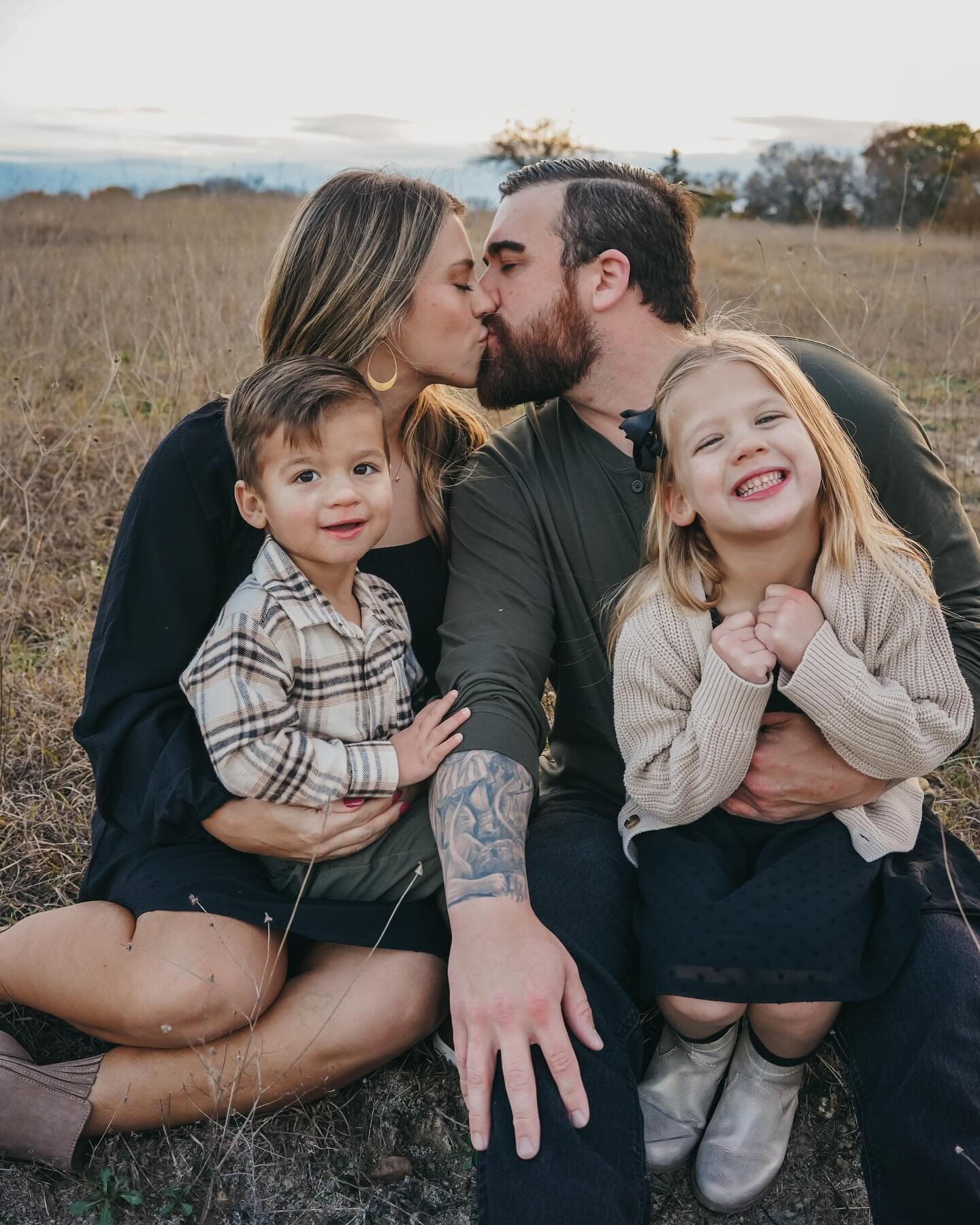 The sweetest sunset session with the sweetest fam🤎
.
I loved getting to shoot @hayhutch_ and her beautiful family. Hazel was a natural and Atticus took some warming up but once I figured out his favorite songs and sang silly for him we got all the s