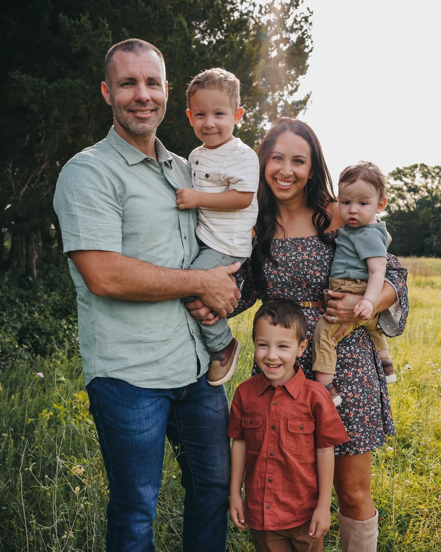 The first time with new baby family photos will always be my favorite🥹 Loved chasing these sweet boys around early this morning on a beautiful day📸
.
Mom&rsquo;s are always the one taking pictures. Family photos are the perfect Mother&rsquo;s Day g