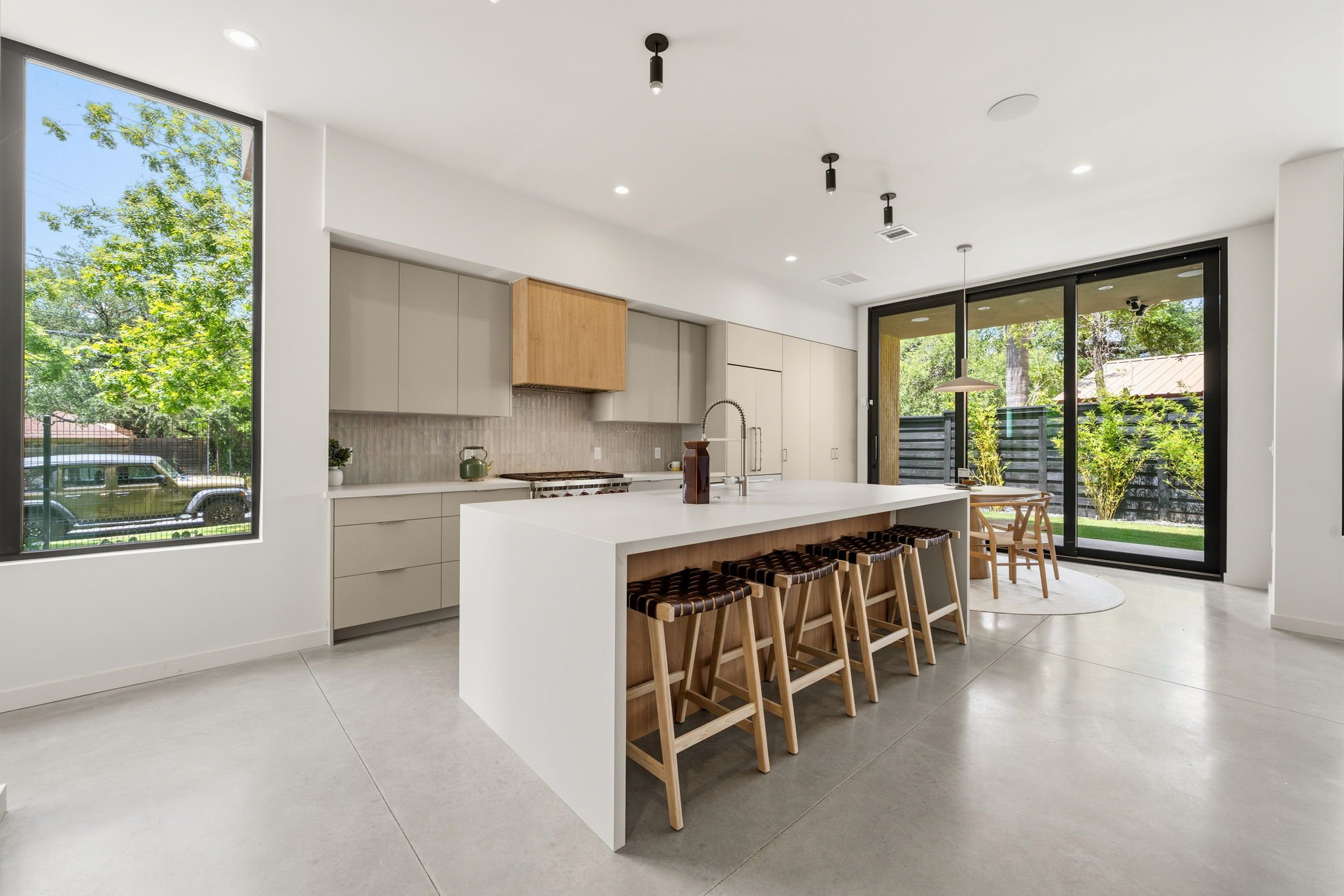 16-SQFT-1102.jpg