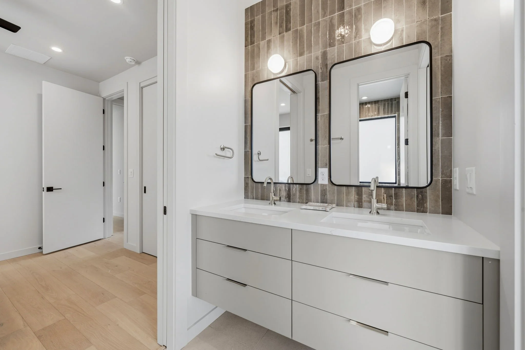 30-SQFT-0572.jpg