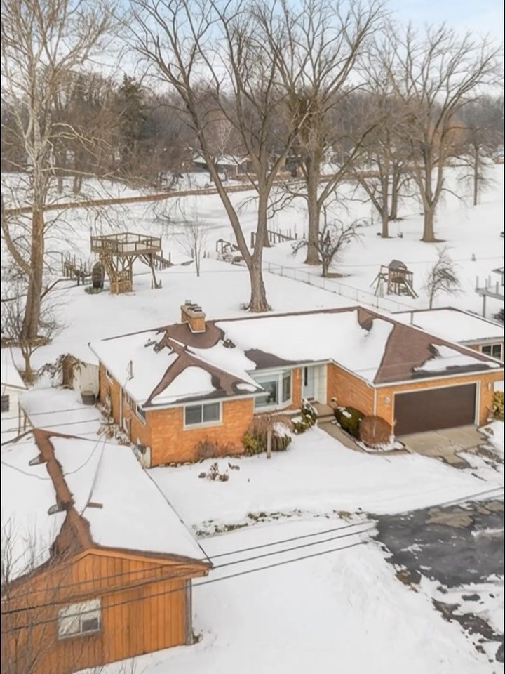 Price Improvement on the Clinton River! 🌊🏡
Now offered at $509,990 

📍 25651 S River Rd | Harrison Twp
🛏 2 Bedrooms
🛁 2 Bathrooms
📐 1,890 Sq Ft
🌿 1.28 Acre Lot
🚤 117 ft of Clinton River Frontage
⚓ 3 Boat Docks + 6 Boat Slips
🔥 Finished Basem