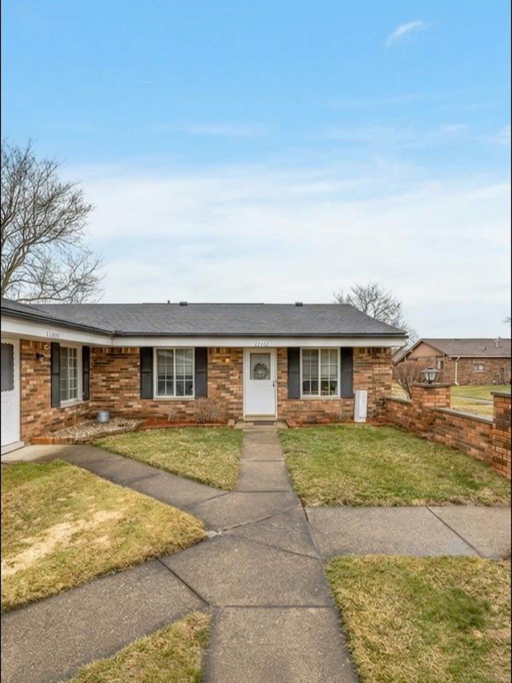 Comfort, convenience, and a location that keeps you close to everything.

Near golf, shopping, and everyday essentials. 
This is low-maintenance living done right.