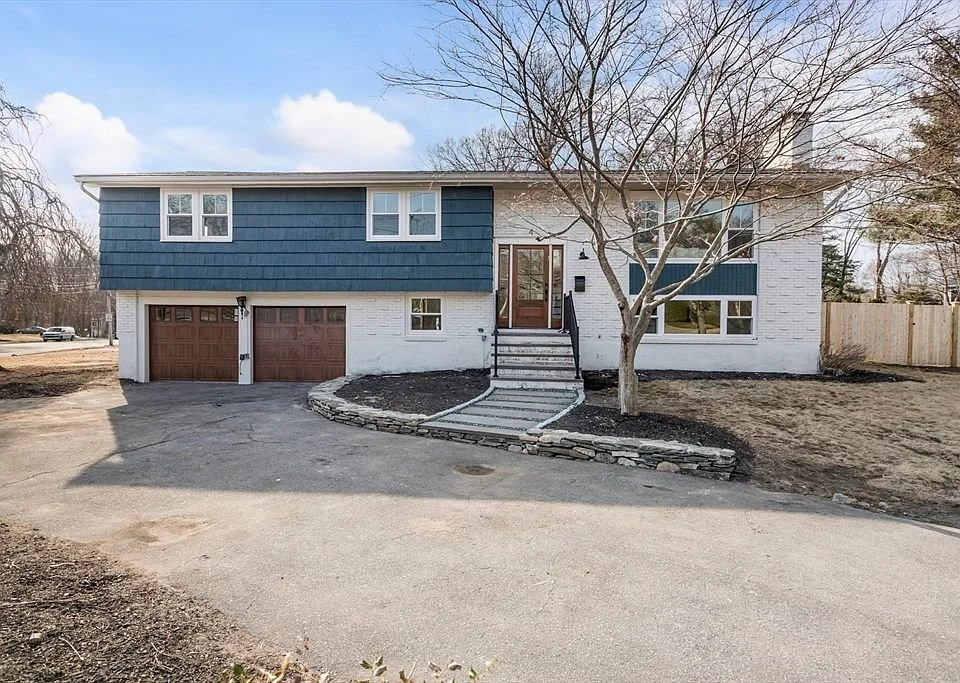 A House in Westover Pkwy, Norwood MA 1.jpg