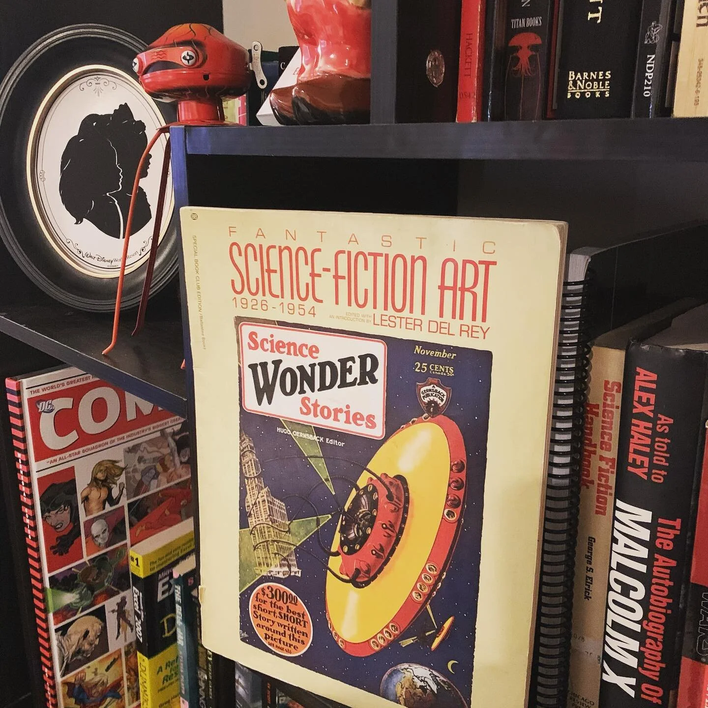 This is a fun book filled with beautiful classic sci fi art. π 
#scifiwriter #scifibooks #collectivevisions #collectivetales #bookstagram #scifi #vintagesciencefiction #bookstagram