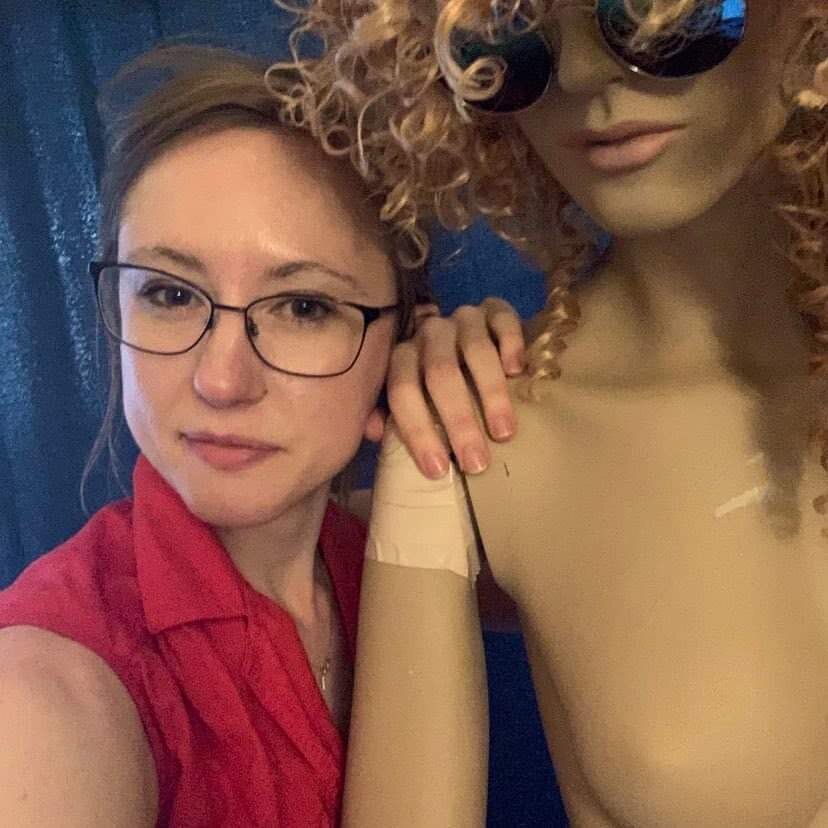 @elizabethsuggsauthor chillin&rsquo; with a friend. 

#collectivehumanity #collectivetales #writerscommunity #writersofinstagram #writers