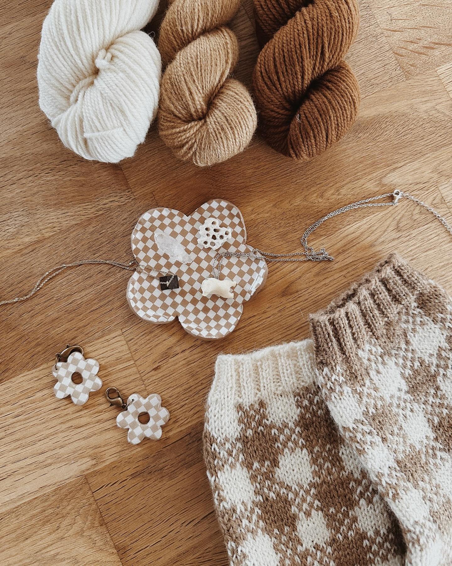 🧺🍪🧦 shortbread socks!

Thank you all for the lovely name suggestions. I loved reading all of them and had such a hard time settling on one. I was sooo drawn to shortbread so here we are! The english, french, spanish and korean pattern is coming on