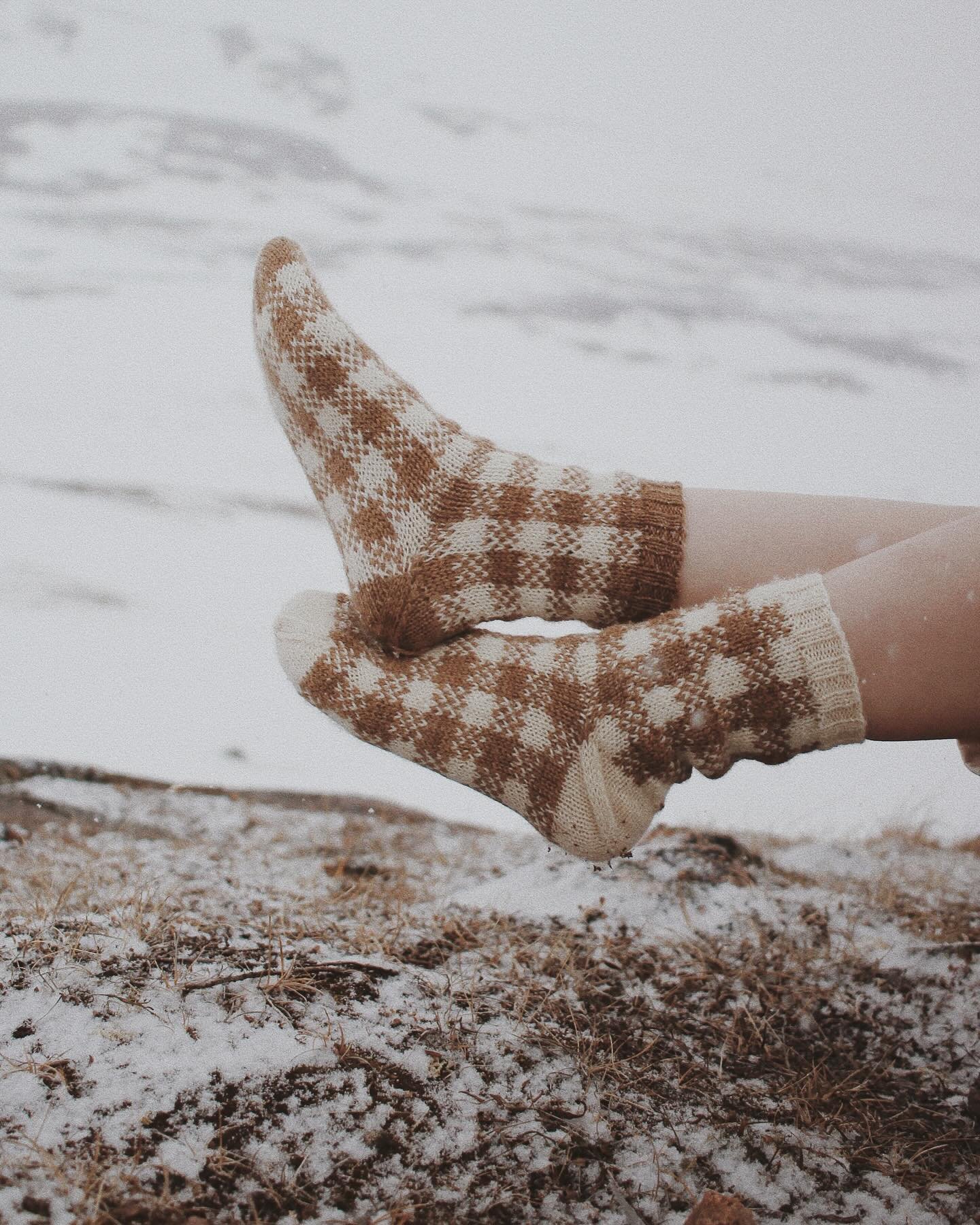 It&rsquo;s giving summer, outdoors and picnics! 🧺🐻🧦🍪

Say hello to shortbread socks, the classic yet trendy pattern. Am I the only one obsessed with the plaid pattern? It&rsquo;s so easy yet so fun to knit! The pattern is available in four langua