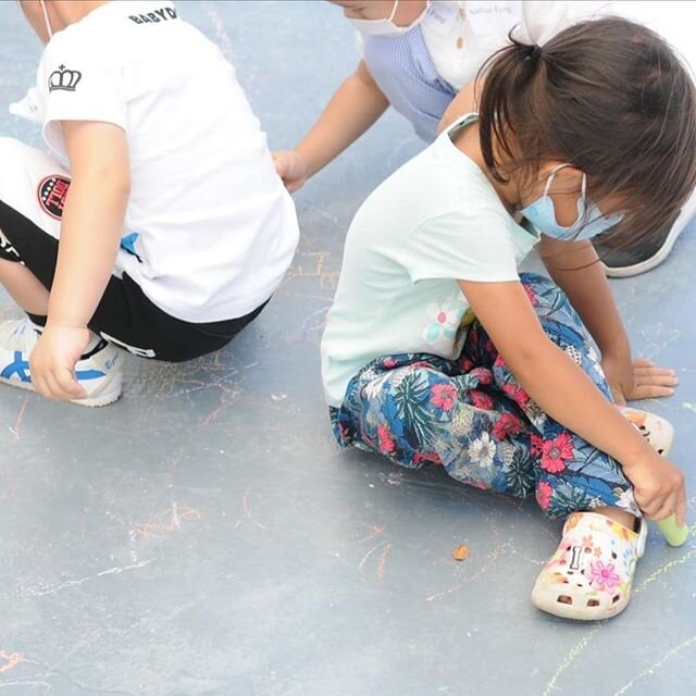 We enjoy drawing on the floor 👨🏻&zwj;🎨👩🏻&zwj;🎨
#littlepainter #chalkpainting #imaginativeplay #drawing #floorpainting #summerfun #outdoorplay #earlychildhoodeducation