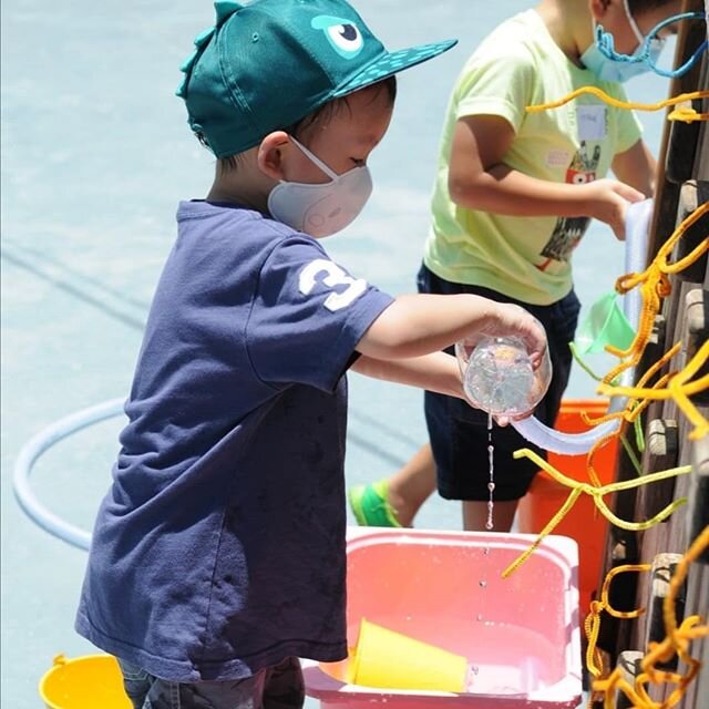 A great sensory play station with tubing, funnels and pegboard. #waterplay #sensoryplay #imaginativeplay #scienceeducation #experientiallearning #experiments #summerfun